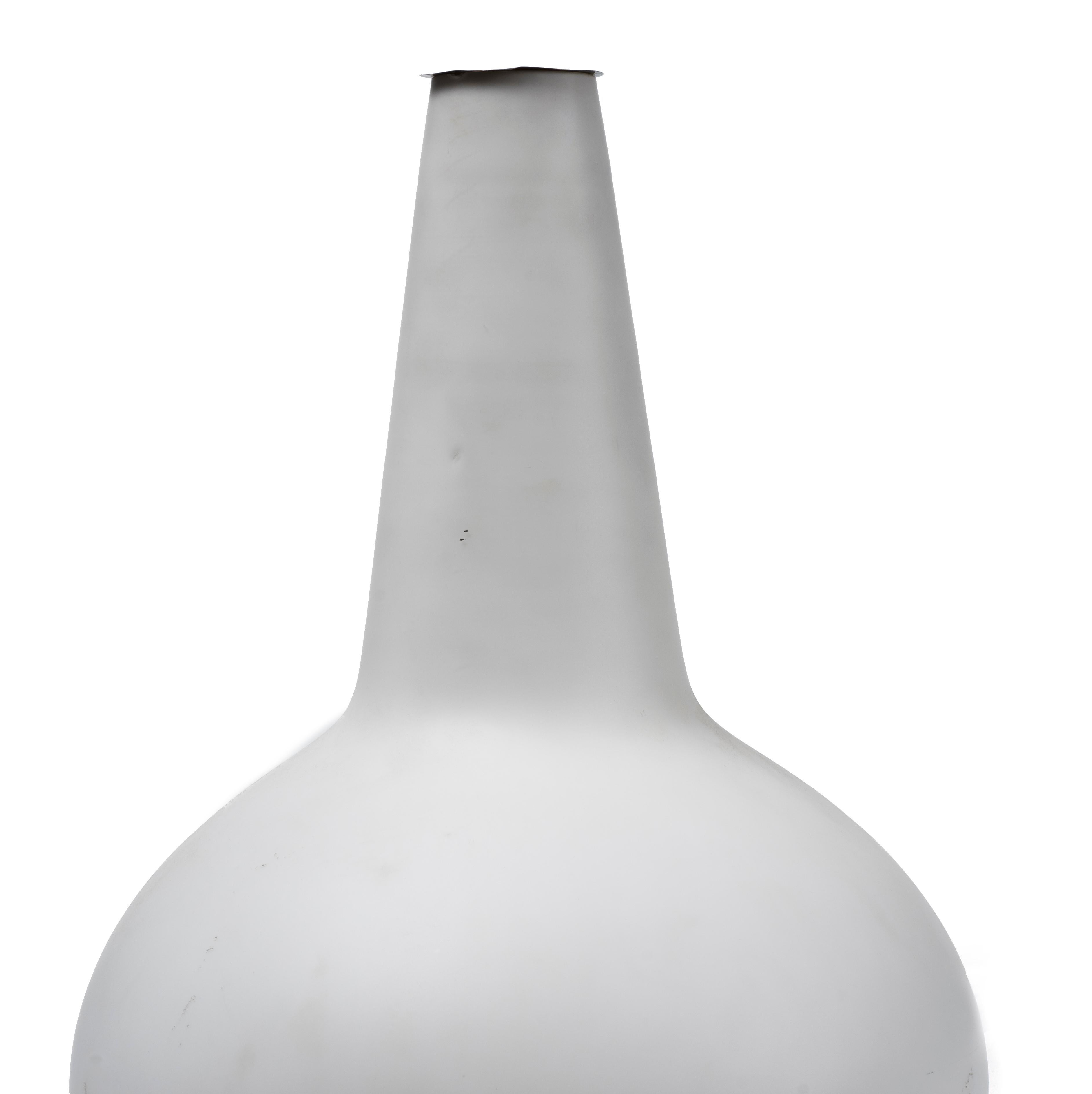 Lampe-vase en métal laqué et laiton, diffuseur en verre blanc satiné réalisée par Fontana Arte, société italienne fondée à Milan en 1932 par Luigi Fontana et Giò Ponti.

Spécialisée dans la transformation du verre et la création d'accessoires