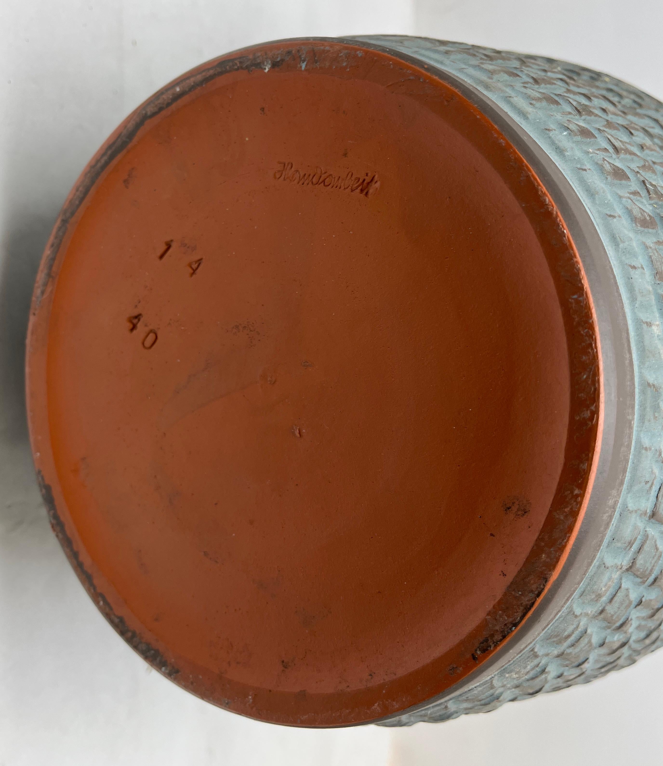 Vase vintage en céramique travaillée à la main marqué 40, excellent état en vente 2