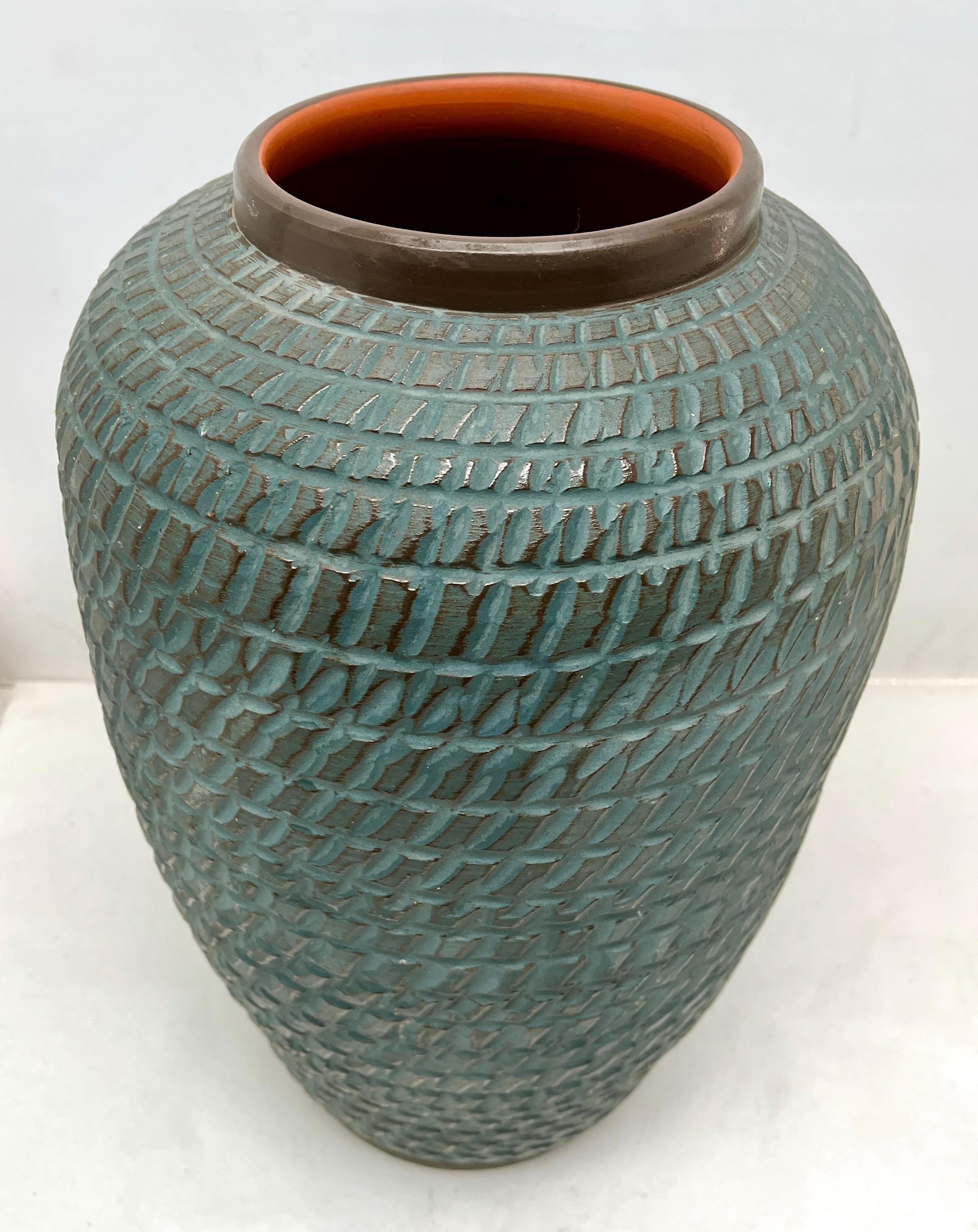 Diese originelle Vintage-Vase wurde in den 1970er Jahren in Deutschland hergestellt. Sie ist aus Keramik gefertigt.
Auf dem Boden ist die Vasenseriennummer 40 Handarbeit vermerkt.
Geradliniges und minimalistisches Design aus den 1960er Jahren.