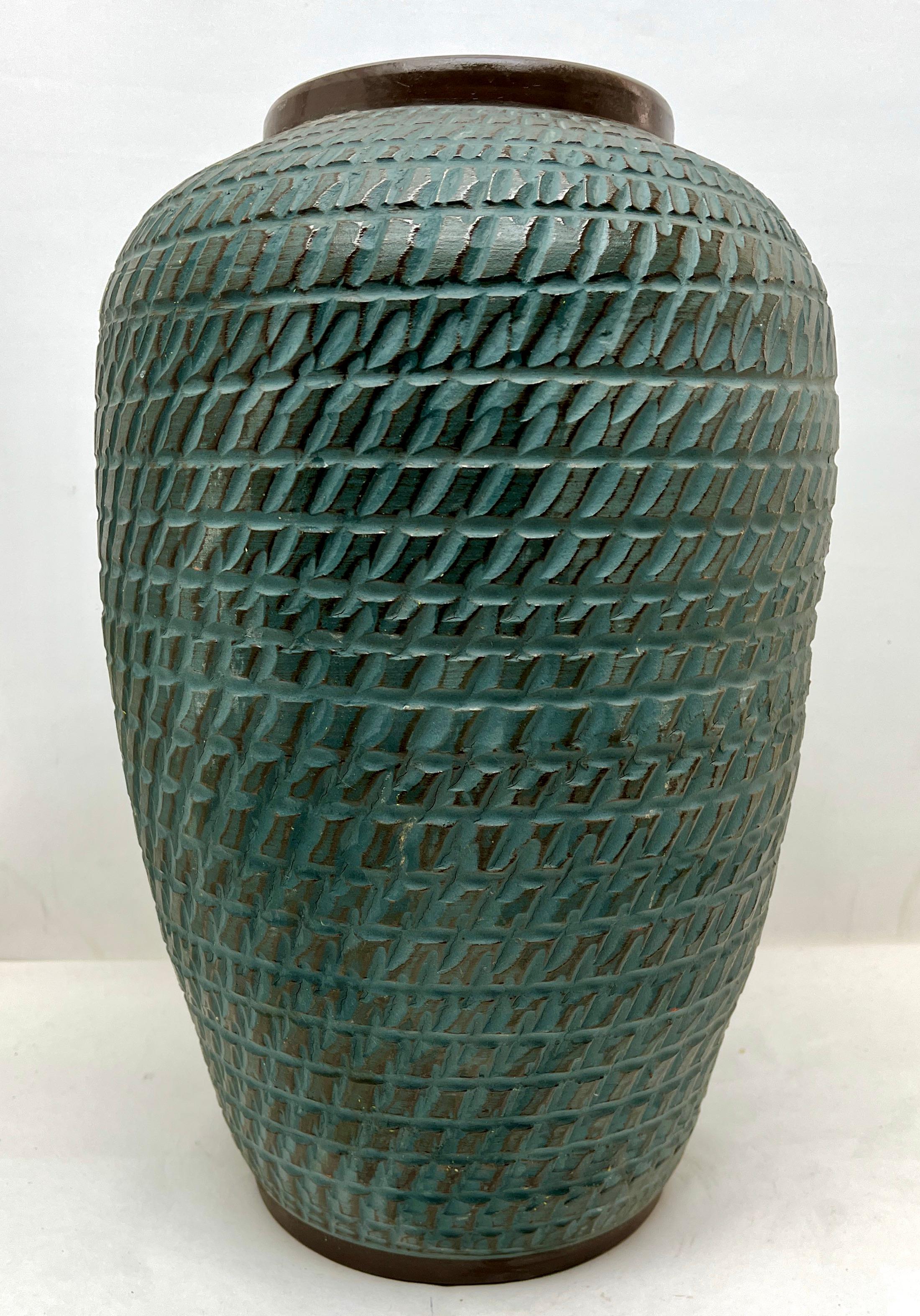 Allemand Vase vintage en céramique travaillée à la main marqué 40, excellent état en vente