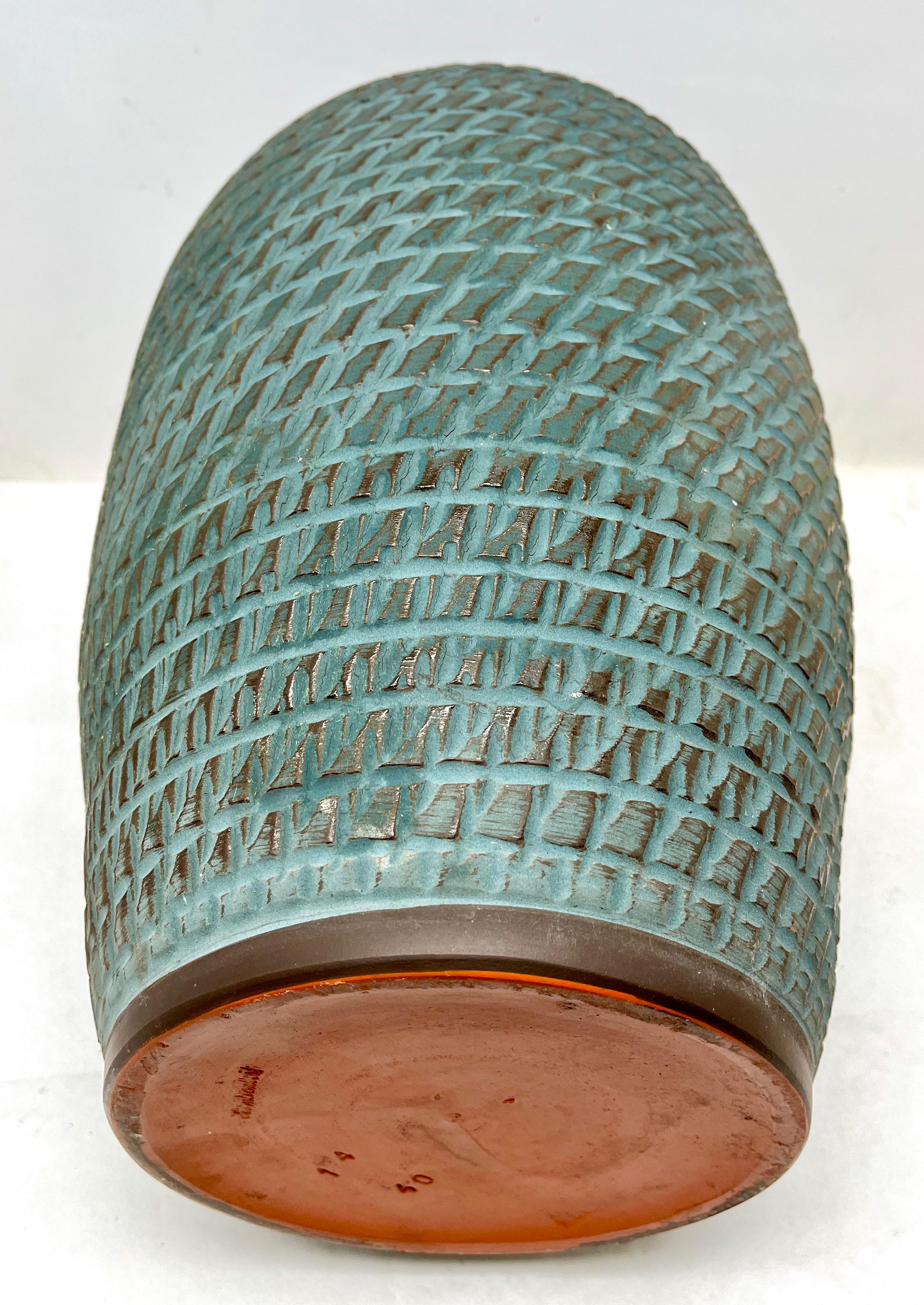 Fait main Vase vintage en céramique travaillée à la main marqué 40, excellent état en vente