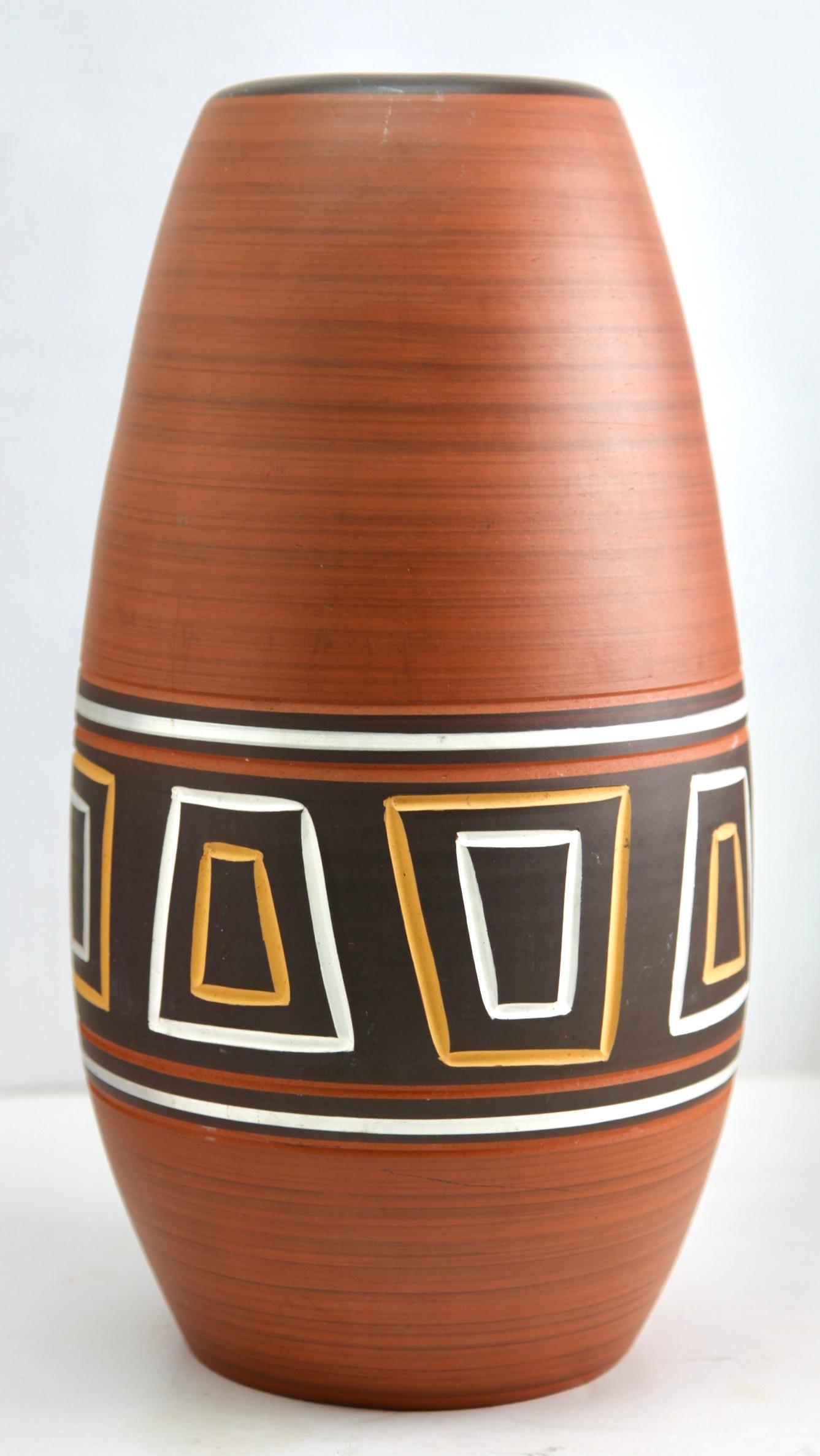 Ce vase vintage original a été produit dans les années 1970 en Allemagne. Il est fabriqué en poterie céramique.
Le fond est marqué du numéro de série du vase 45-40 Handarbeit
Un design direct et minimaliste de l'ère du design des années 1960.