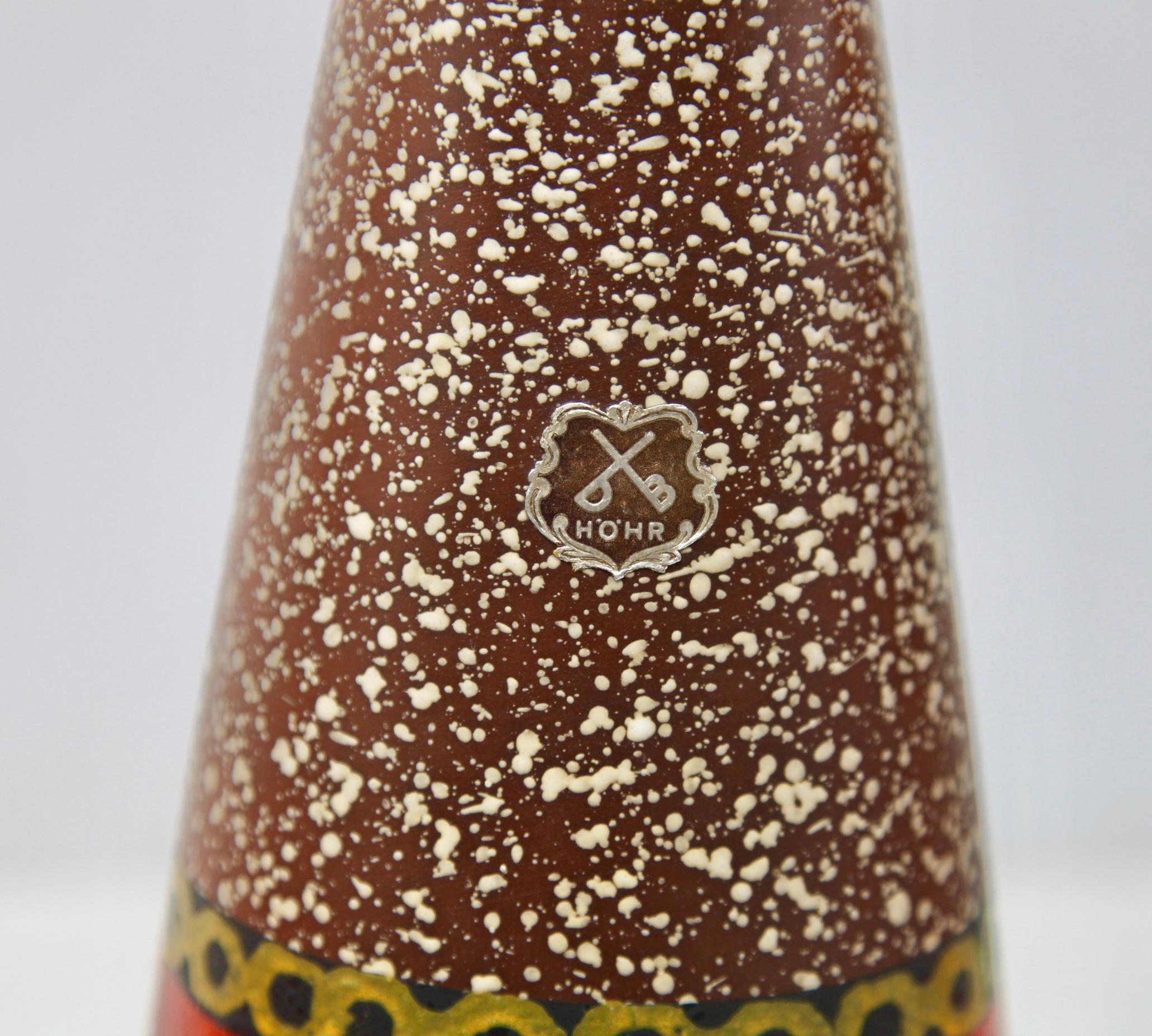 Ce vase vintage original a été produit par HOHR dans les années 1970 en Allemagne. Il est fabriqué en poterie céramique.
Le fond est marqué du numéro de série du vase 1 35 30 Handarbeit
Un design direct et minimaliste de l'ère du design des années