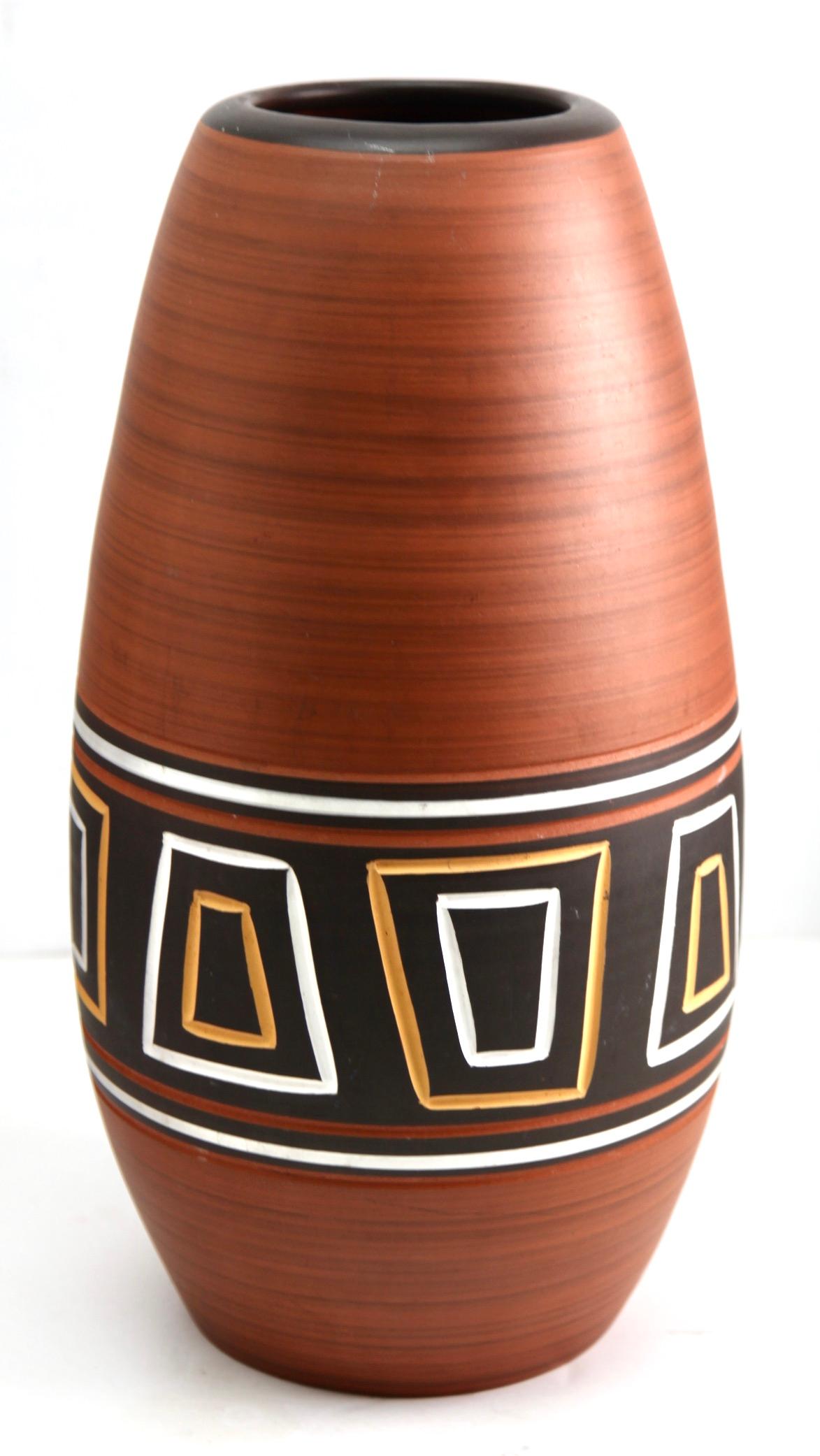 Fait main Vase vintage en céramique travaillée à la main marqué 45-40, excellent état en vente