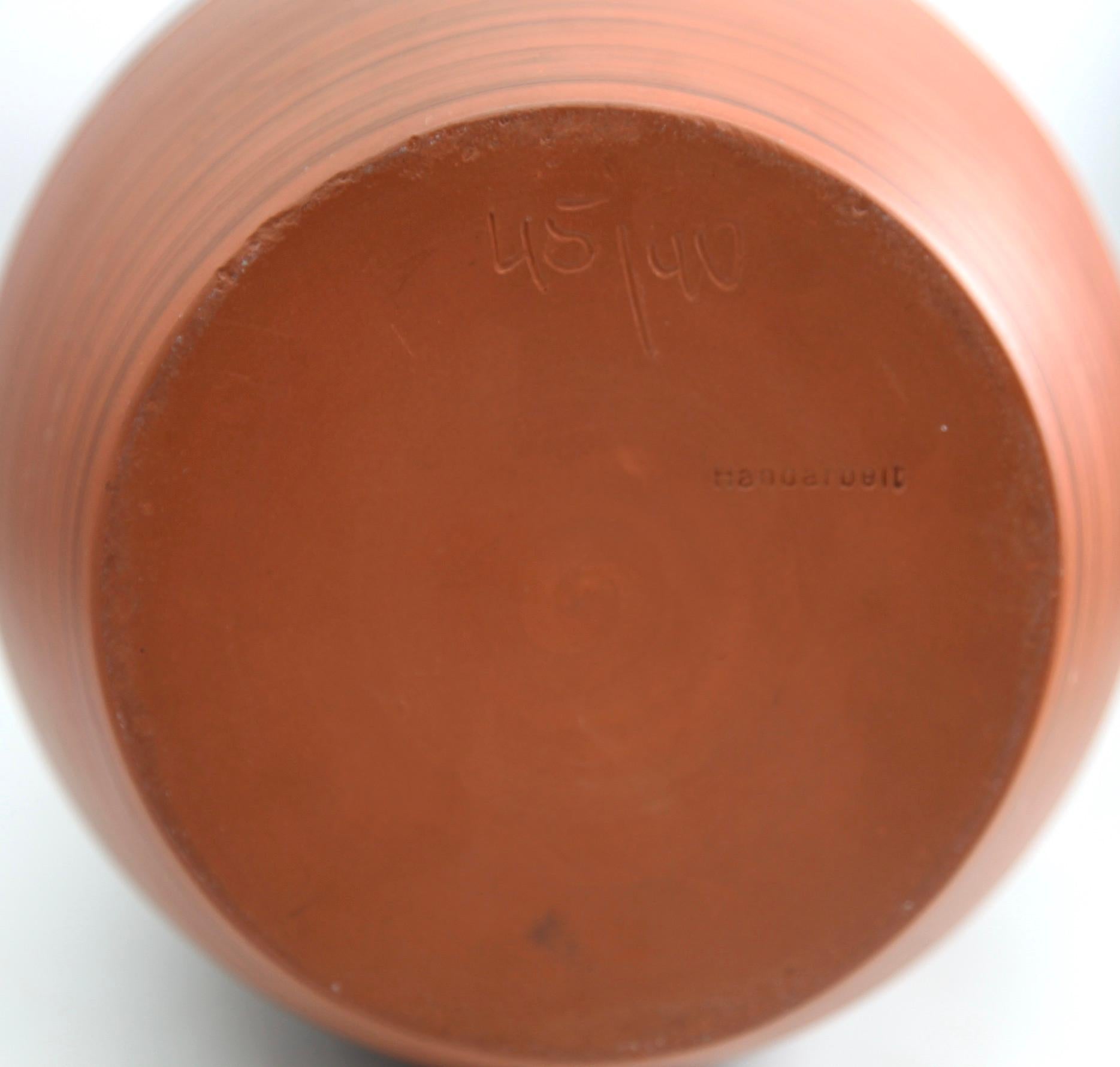 Vase vintage en céramique travaillée à la main marqué 45-40, excellent état Bon état - En vente à Verviers, BE
