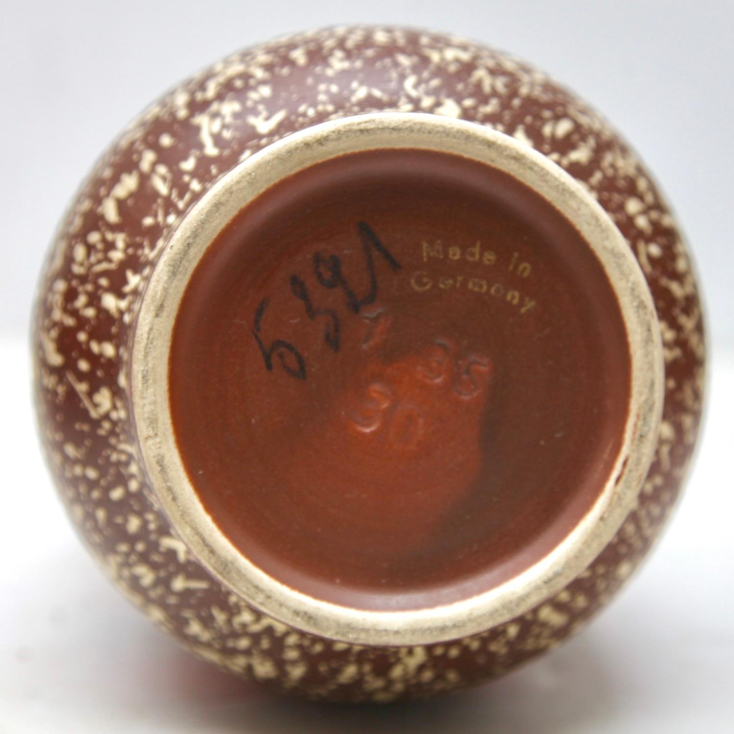 Céramique Vase vintage en céramique travaillée à la main marqué 45-40, excellent état en vente