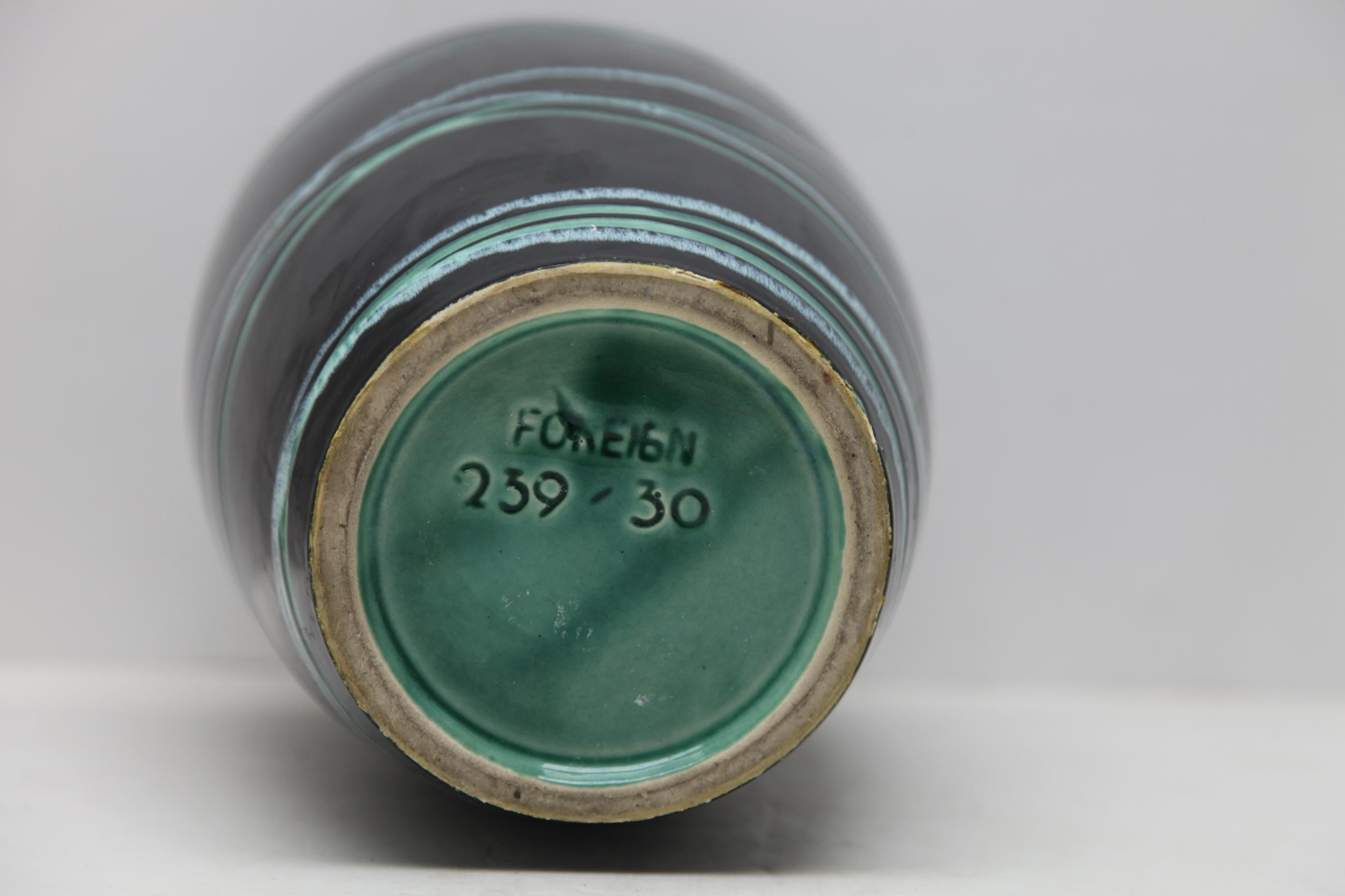 Vaso d'epoca marcato con il numero della serie straniera 239-30 Condizioni eccellenti In condizioni buone in vendita a Verviers, BE