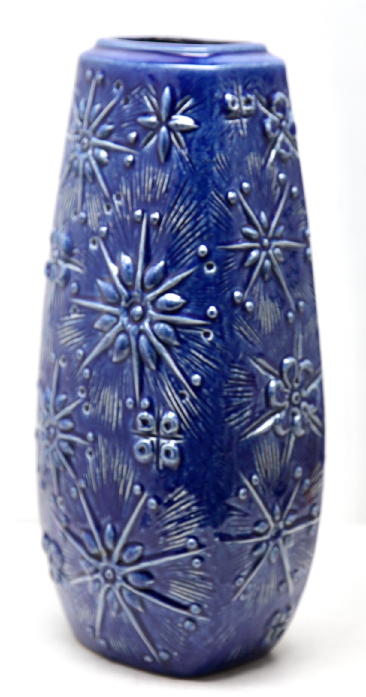 Diese originelle Vintage-Vase wurde in den 1970er Jahren in Deutschland hergestellt. Sie ist aus Keramik gefertigt.
Auf dem Boden ist die Vasenseriennummer 263-46 Handarbeit vermerkt.
Geradliniges und minimalistisches Design aus den 1960er Jahren.