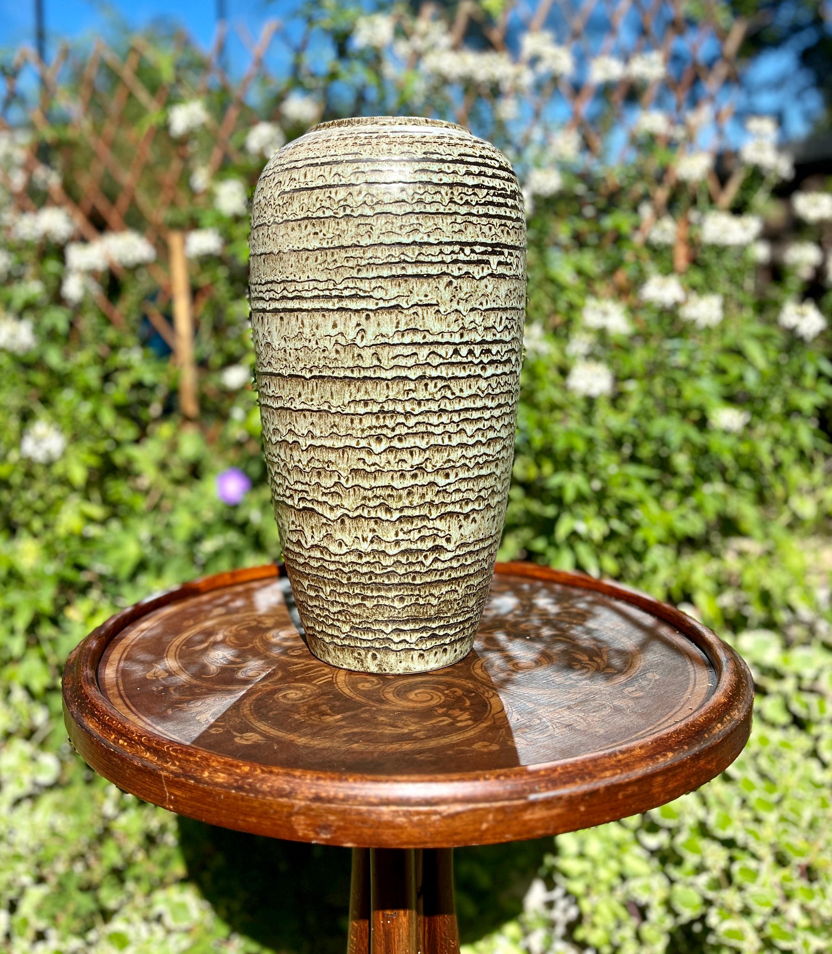 Diese original Jasba Vase wurde in den 1970er Jahren in Deutschland hergestellt. Sie ist aus Keramik gefertigt.
Auf dem Boden ist die Vasenseriennummer 585-40 Handarbeit vermerkt.
Geradliniges und minimalistisches Design aus den 1960er Jahren.