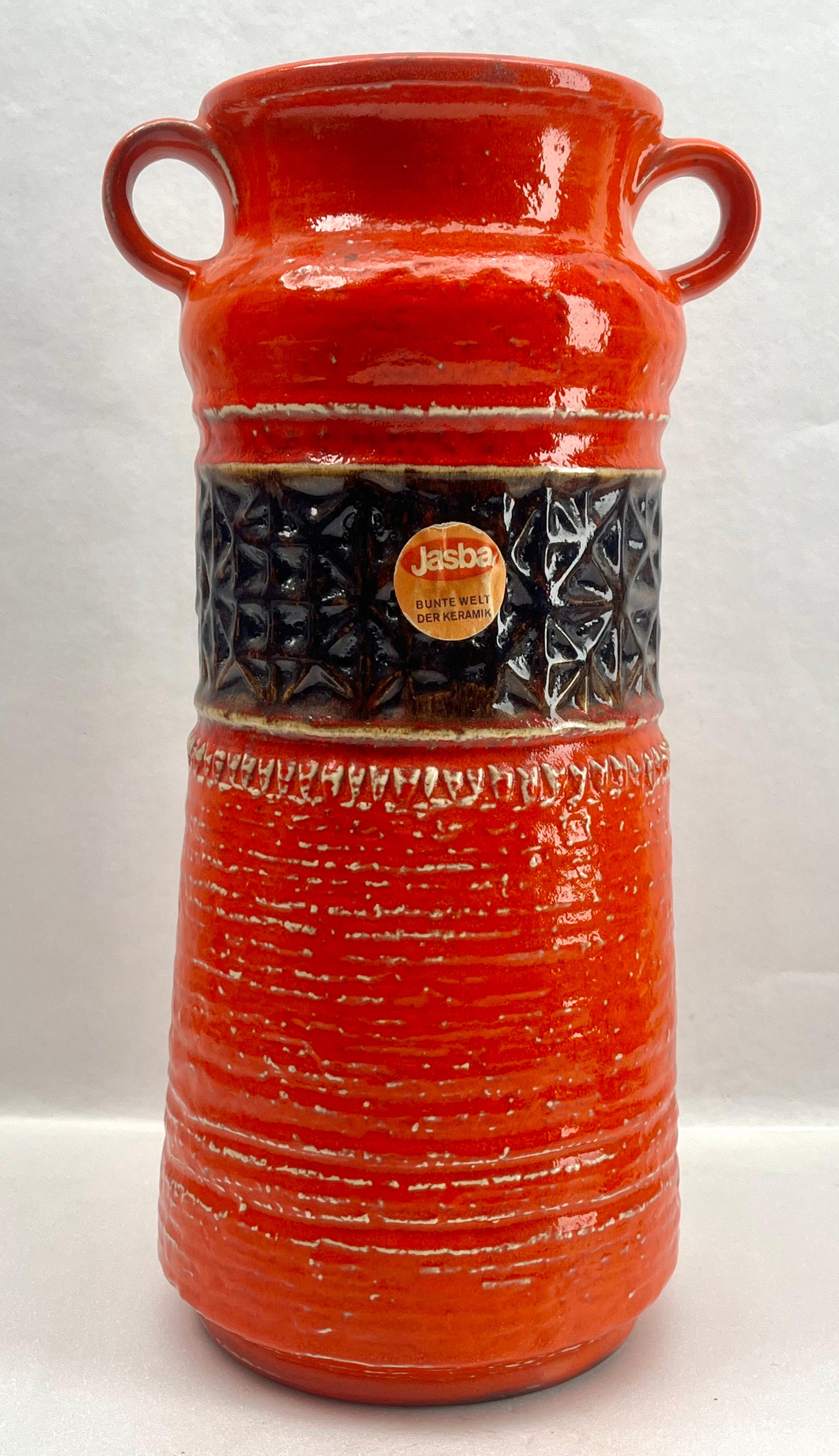 Ce vase vintage original de Jasba a été produit dans les années 1970 en Allemagne. Il est fabriqué en céramique.
Le fond est marqué du numéro de série du vase N 10111 35 Handarbeit.
Un design direct et minimaliste de l'ère du design des années 1960.