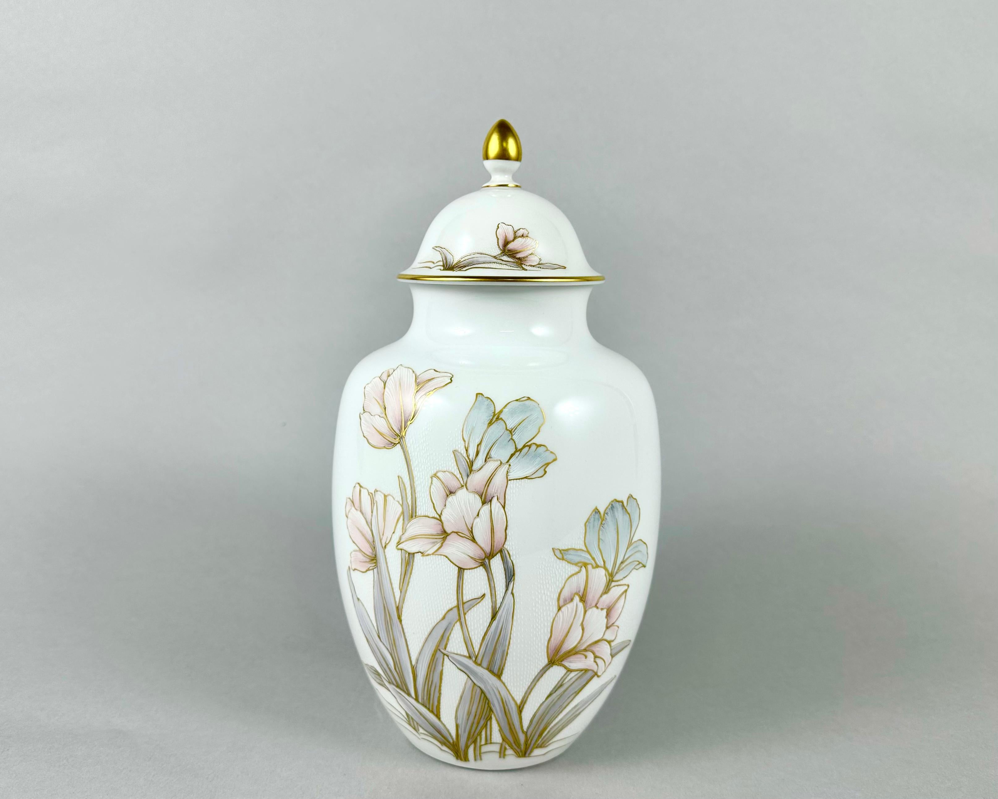 Schöne Innenvase aus hochwertigem Elite-Porzellan von Kaiser, Serie Eleonore.

Die Vase wurde von der Designerin K. K. bemalt. Nossek. Seine Designlösungen ziehen immer die Aufmerksamkeit auf sich, und seine Arbeit hat einen hohen