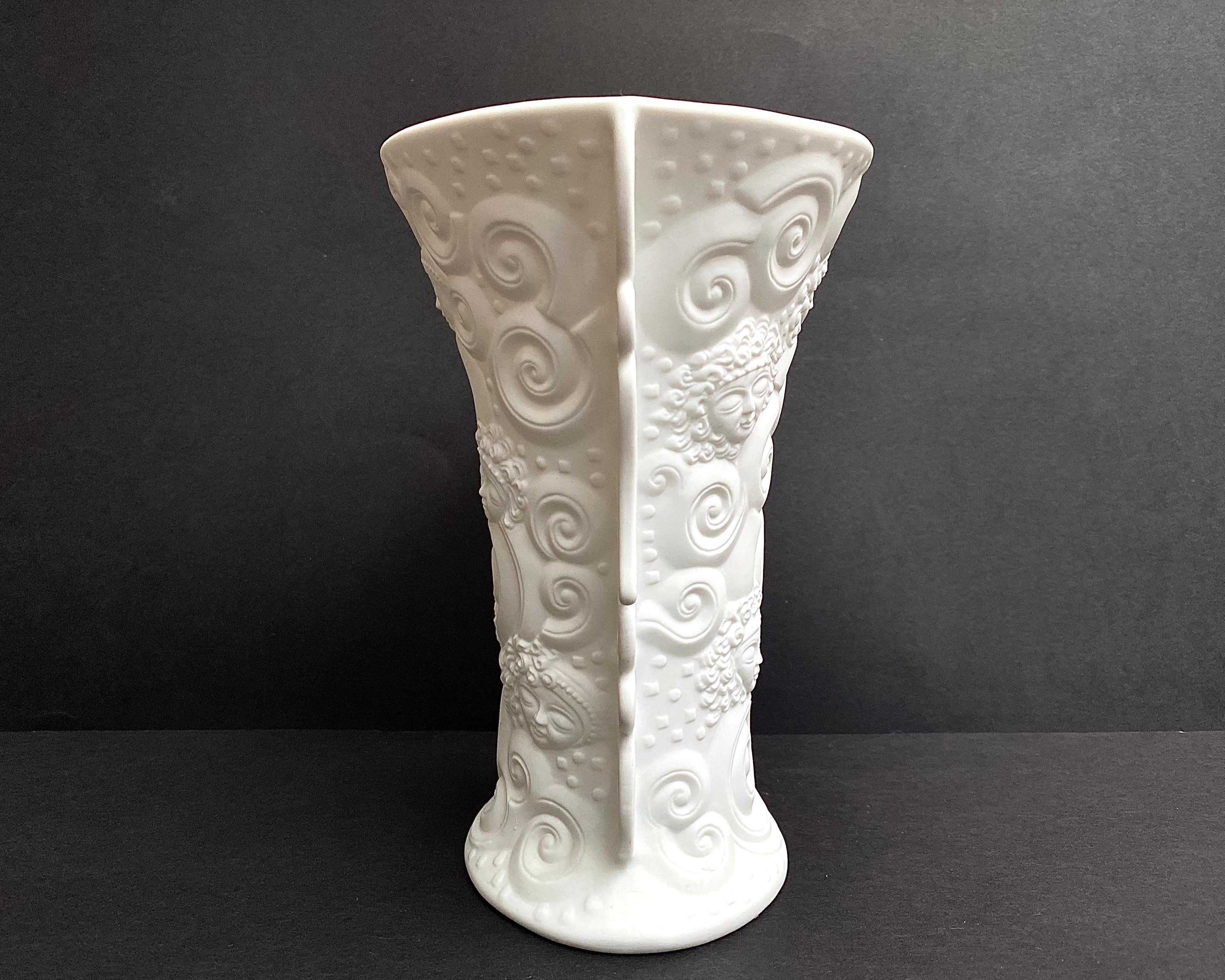 Allemand Vase vintage face blanche en porcelaine Bisque Kaiser Allemagne de l'Ouest, 1970 en vente