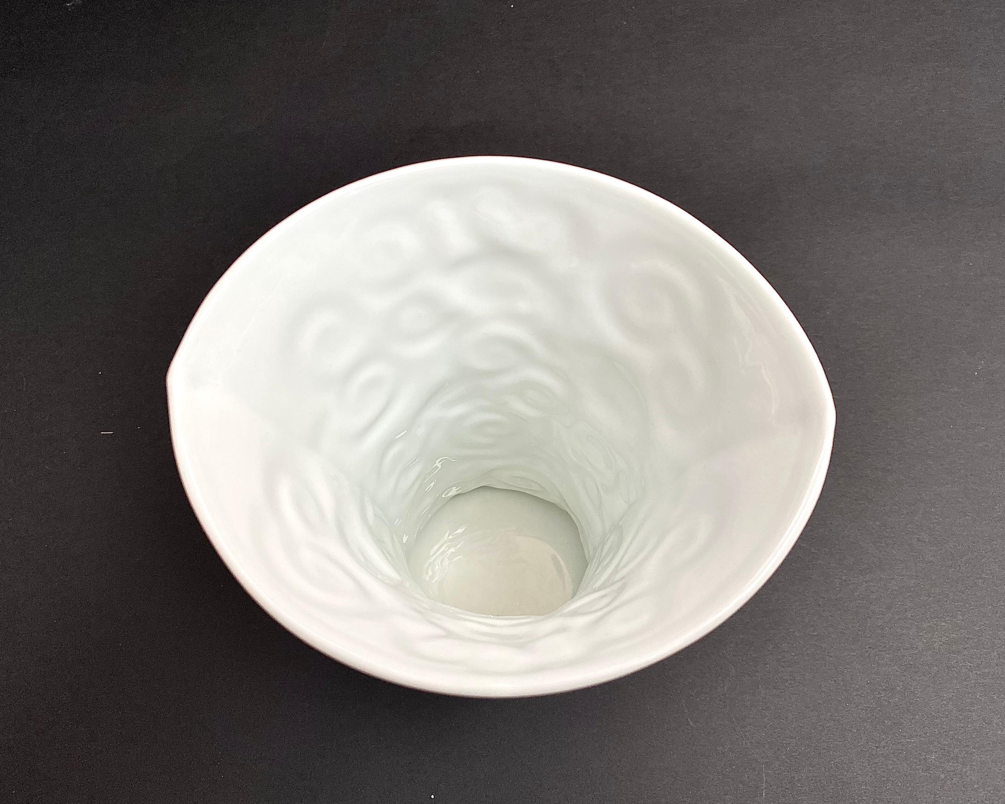 Fin du 20e siècle Vase vintage face blanche en porcelaine Bisque Kaiser Allemagne de l'Ouest, 1970 en vente