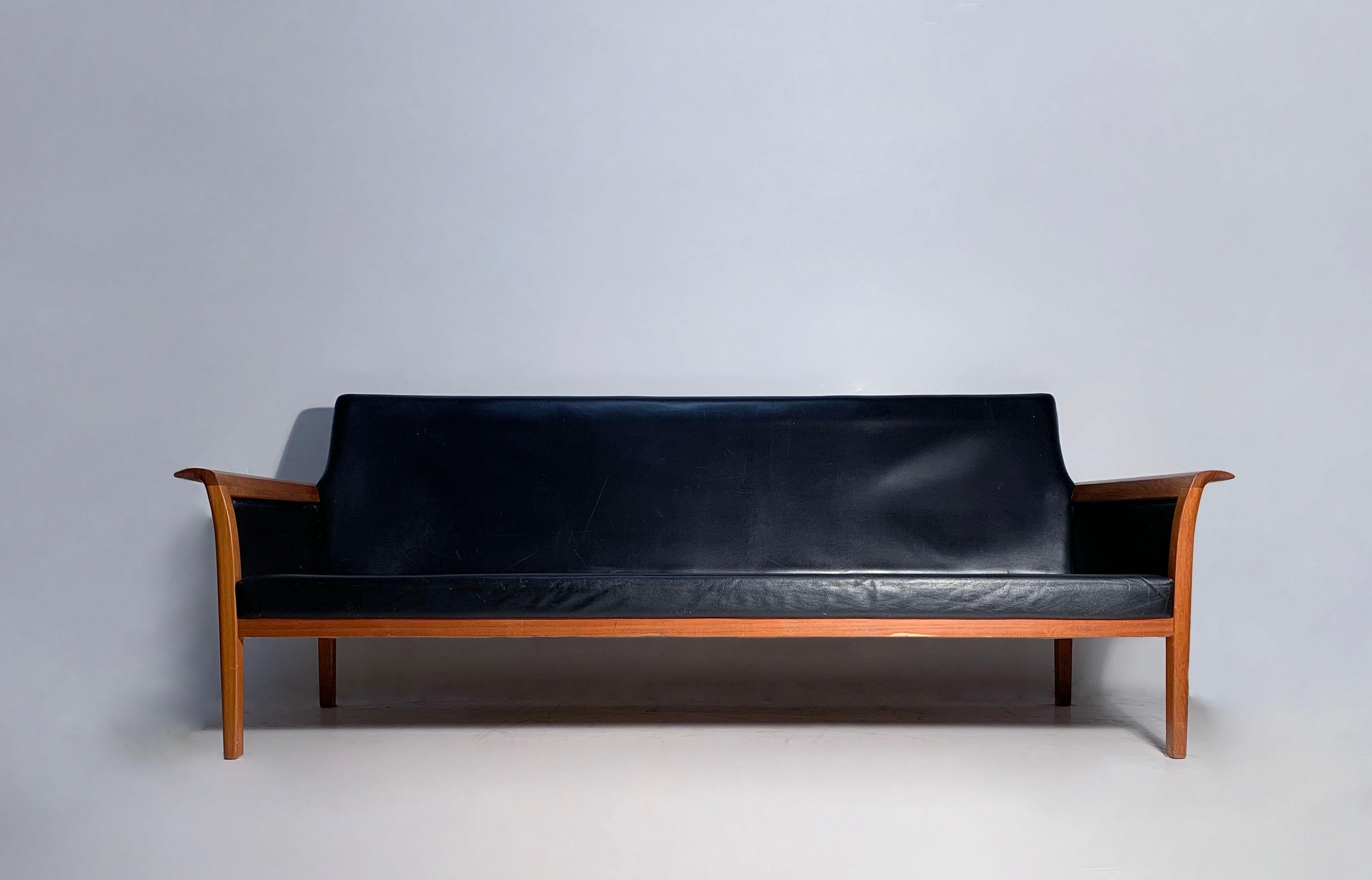 Vintage Vatne Mobler Teak Sofa by Knut Saeter for Vatne Mobler

Beautiful Lines on this teak sofa. Just requires new upholstery as the pillows are no longer accompanying the sofa. Probably best to replace the black vinyl as well in the process to