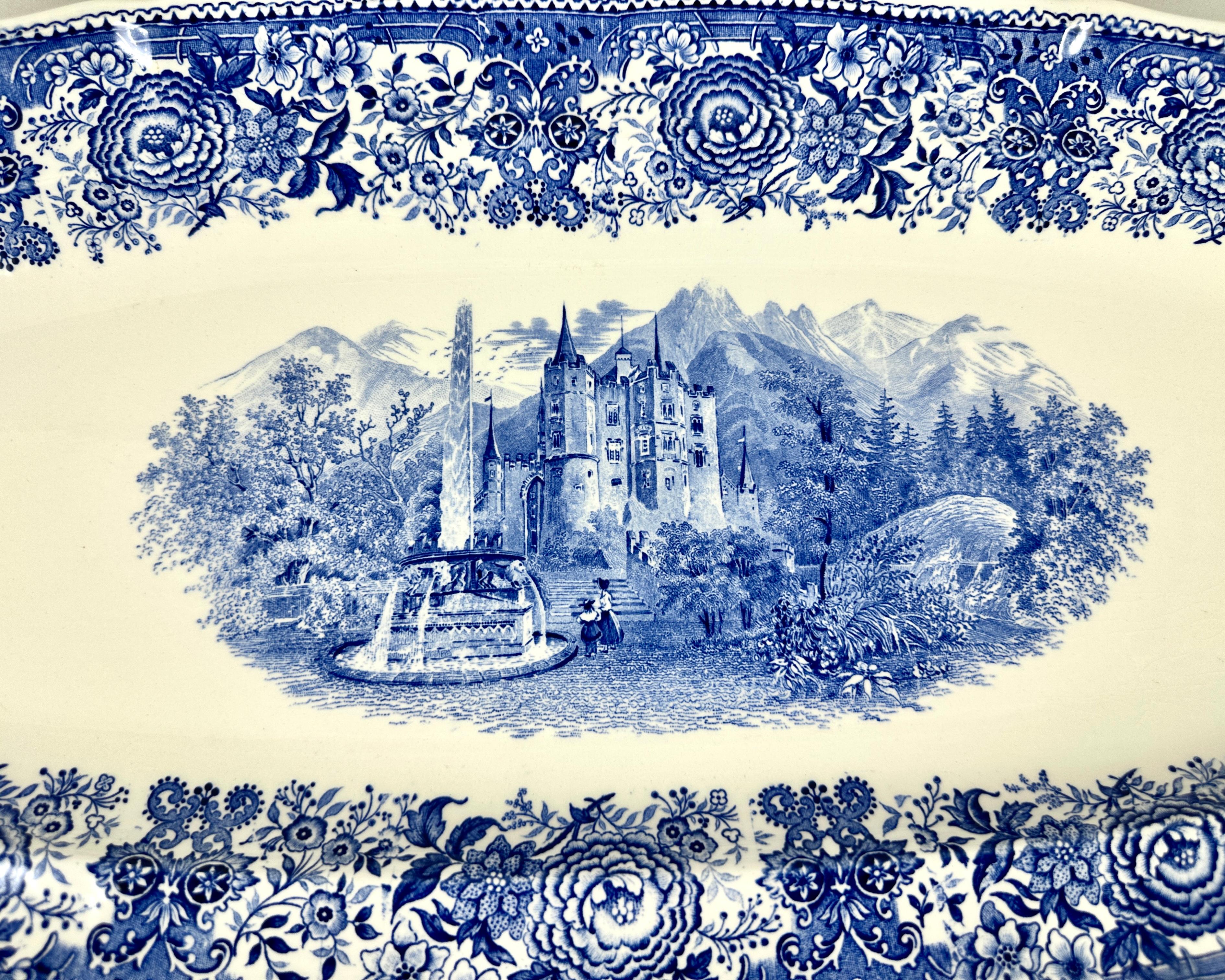 Besitzen Sie ein Stück Geschichte mit diesem unglaublich seltenen Paar burgenlandblauer Vintage-Tabletts von V&B.

Diese massiven Servierschalen sind ein echtes Zeugnis für das moderne Design der Jahrhundertmitte, das sich durch seine Größe und