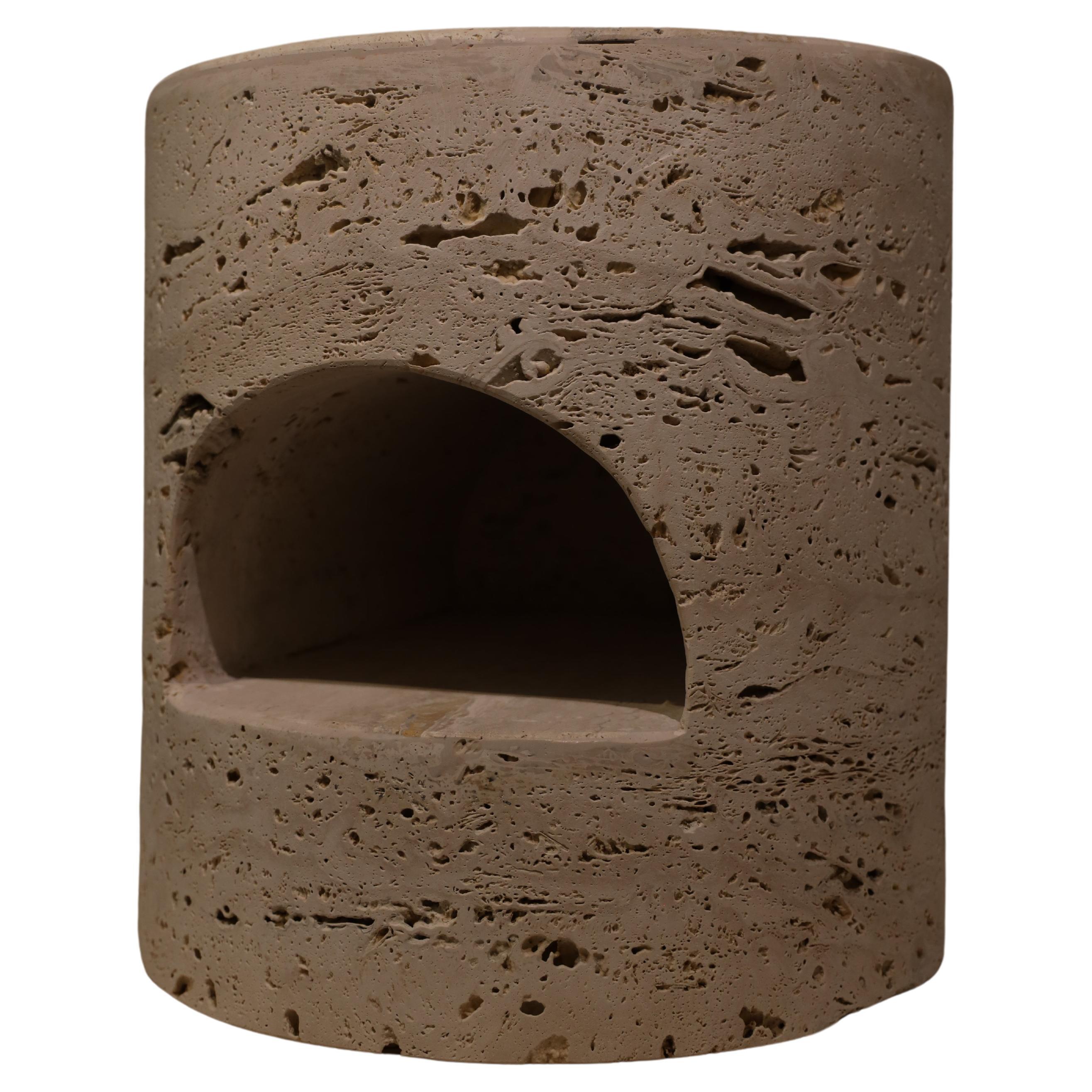 Te presentamos nuestra Mesilla de Noche de Travertino Veta Vintage, una armoniosa mezcla de elegancia y encanto natural para tu dormitorio. Fabricada con auténtica piedra travertino, esta mesilla de noche irradia belleza atemporal y aporta el aura