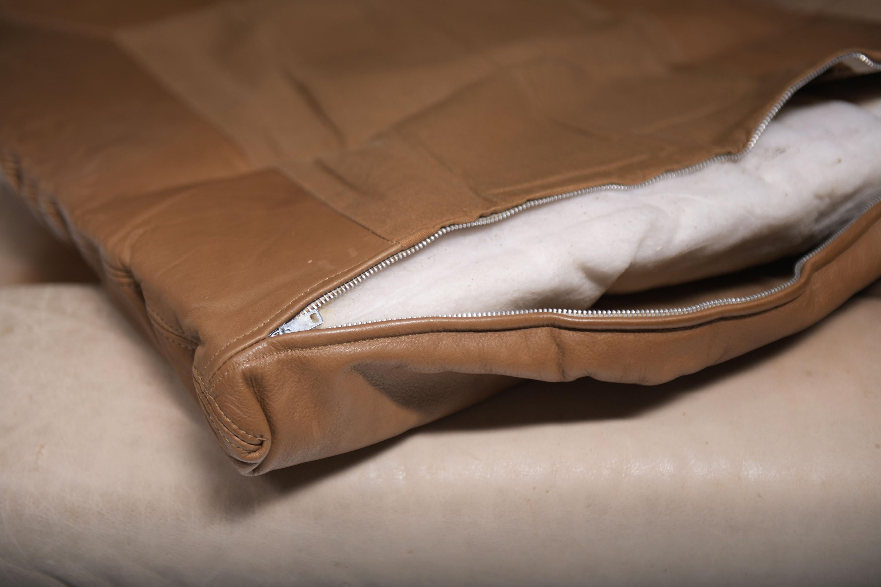 Vintage Vela Alta set in original leather by Giovanni Offredi for Saporiti. For Sale 10