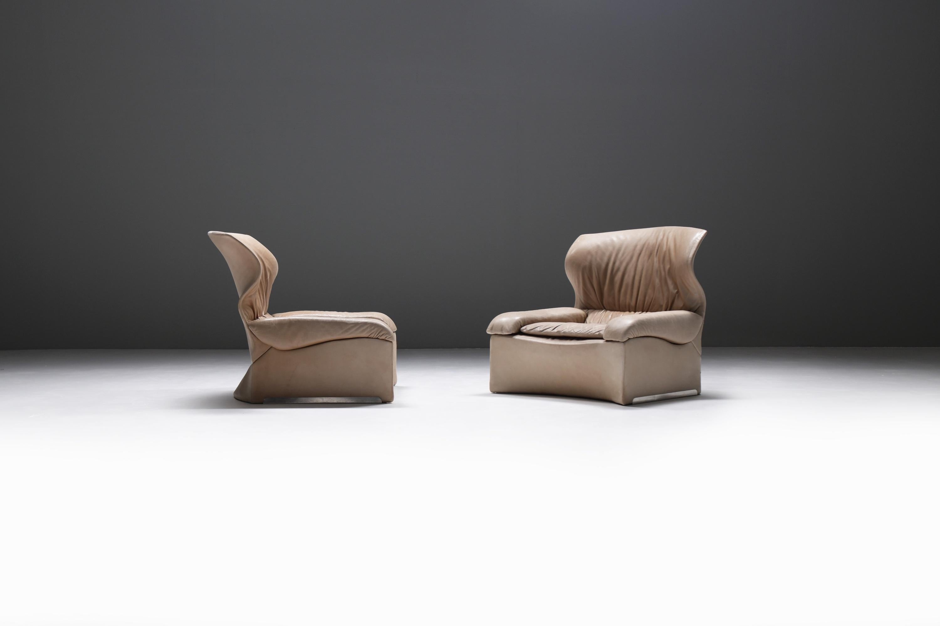 Mid-Century Modern Vintage Vela Alta set in original leather by Giovanni Offredi for Saporiti. For Sale