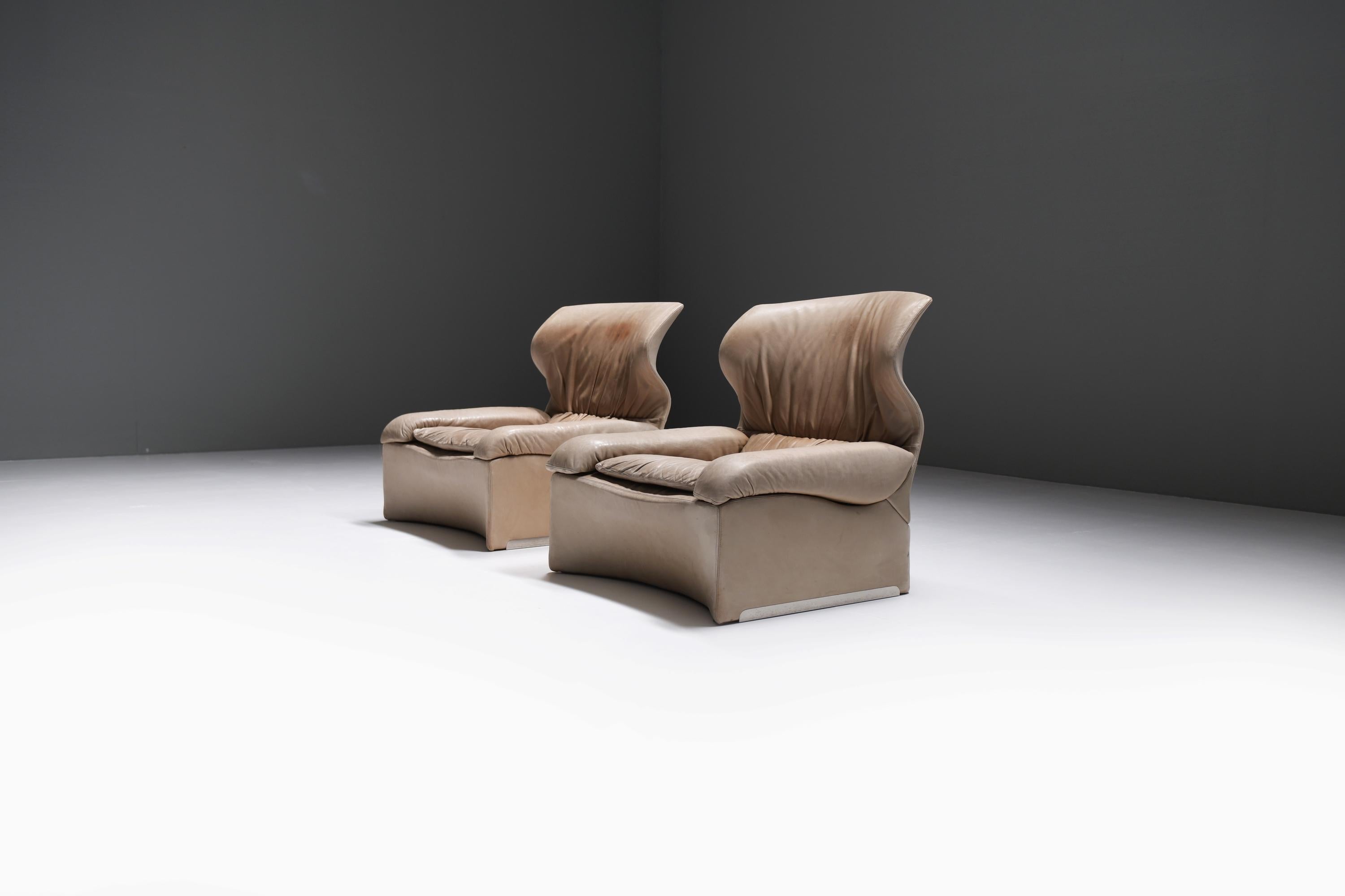 Italian Vintage Vela Alta set in original leather by Giovanni Offredi for Saporiti. For Sale