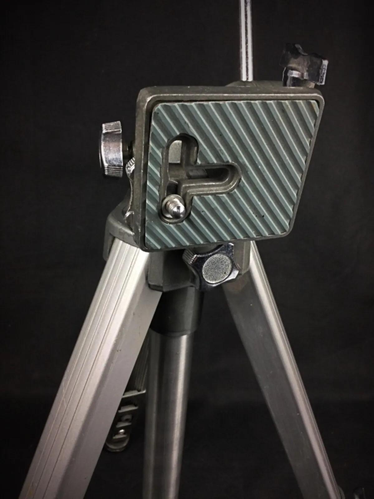 Questo treppiede fotografico telescopico vintage di Velbon è perfetto per gli appassionati di fotografia e i collezionisti. Nonostante l'età, è in condizioni abbastanza buone, con lievi graffi e scalfitture che non ne compromettono la funzionalità.