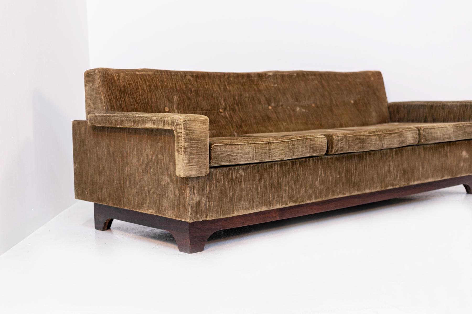Vintage Velvet and Wood Sofa by Saporiti Italia In Good Condition In Milano, IT