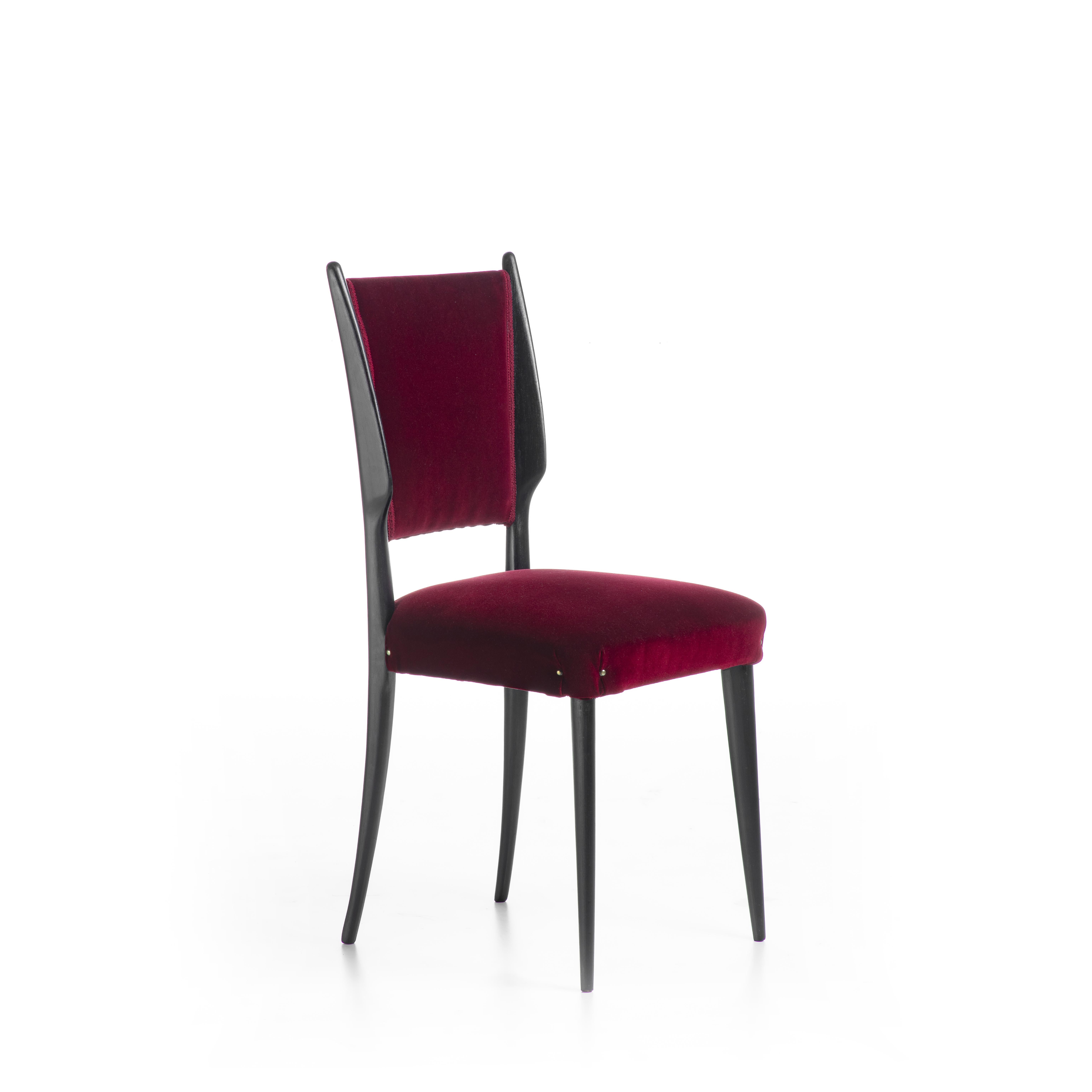 Ein Stuhl aus geripptem Holz mit starken Linien. Die Struktur ist opak schwarz lackiert, und das Design ist eine Anlehnung an die Vintage-Linien, die mit rotem Samt überzogen sind, ein Symbol für die Raffinesse des handgefertigten Stuhls. VELVET hat