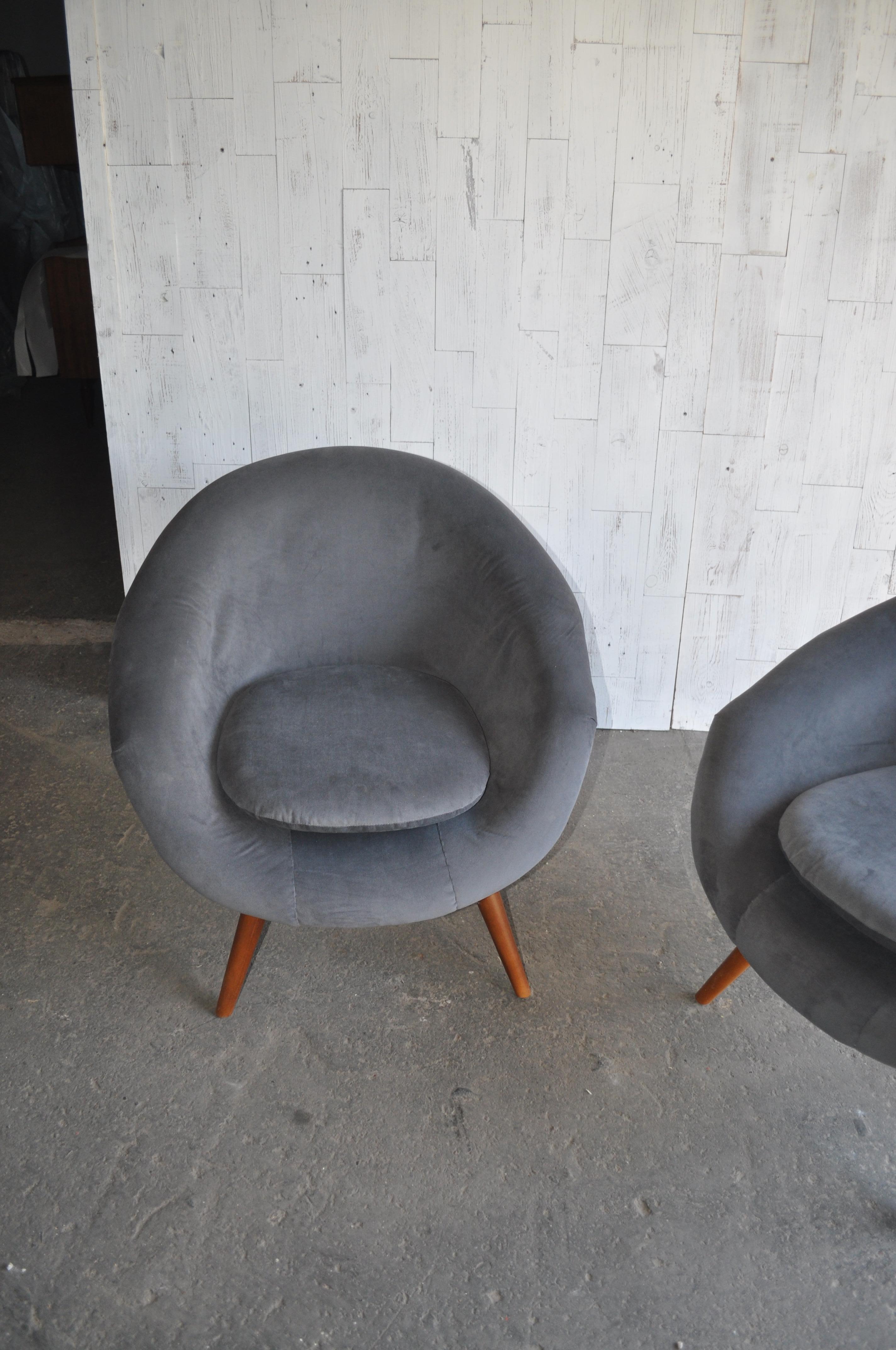 By Miroslav Navratil chairs
Color: Grey material velvet
New fabric upholstery ,the legs of the chairs refurbished
Dimensions (approximate): H 76 cm, D 66 cm, W 76 cm.