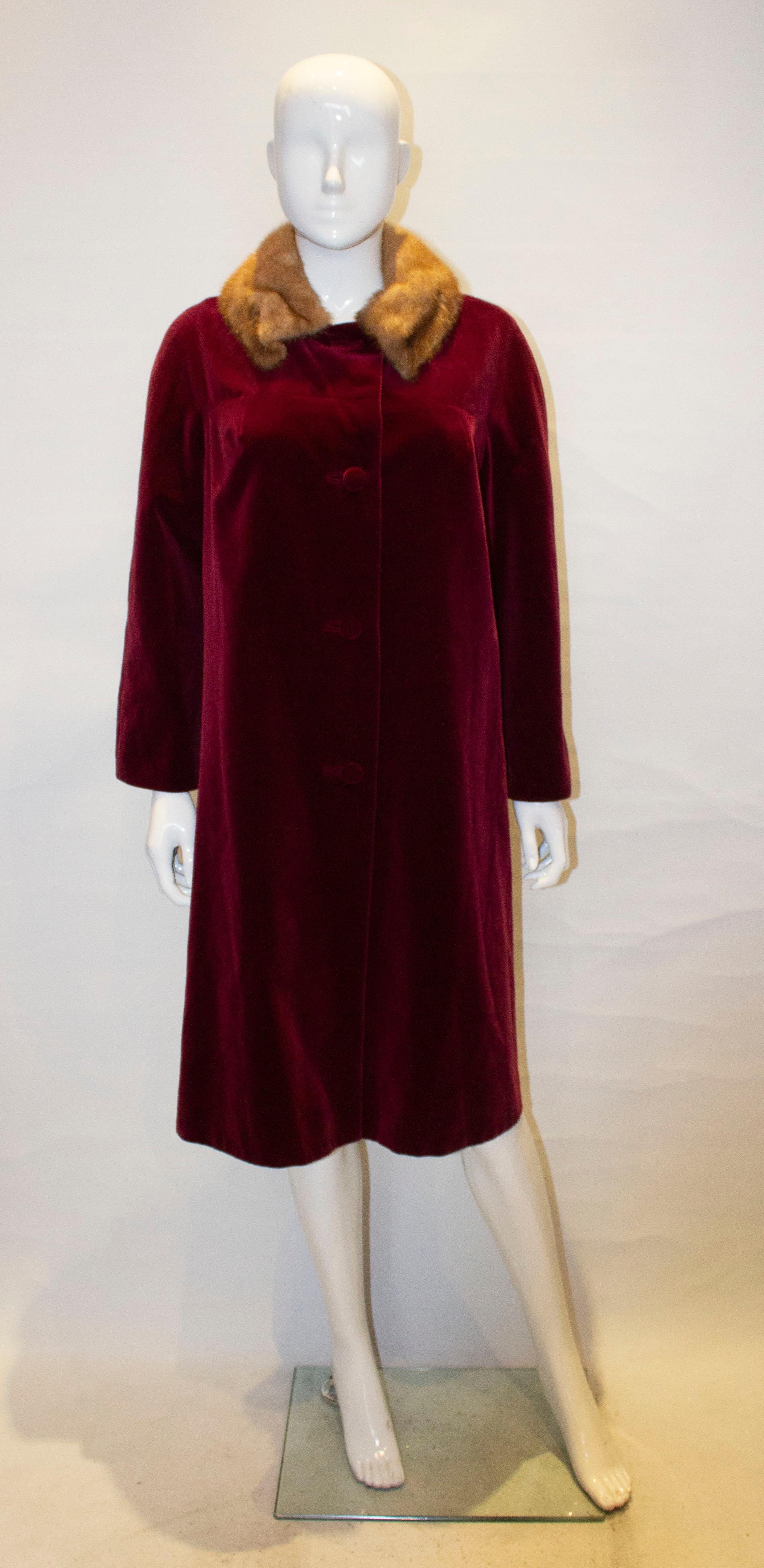 Un luxueux manteau du soir en velours vintage avec col en vison.  Le manteau est d'une magnifique couleur prune, avec une ouverture à quatre boutons et des manches aux coudes. Il est entièrement doublé.