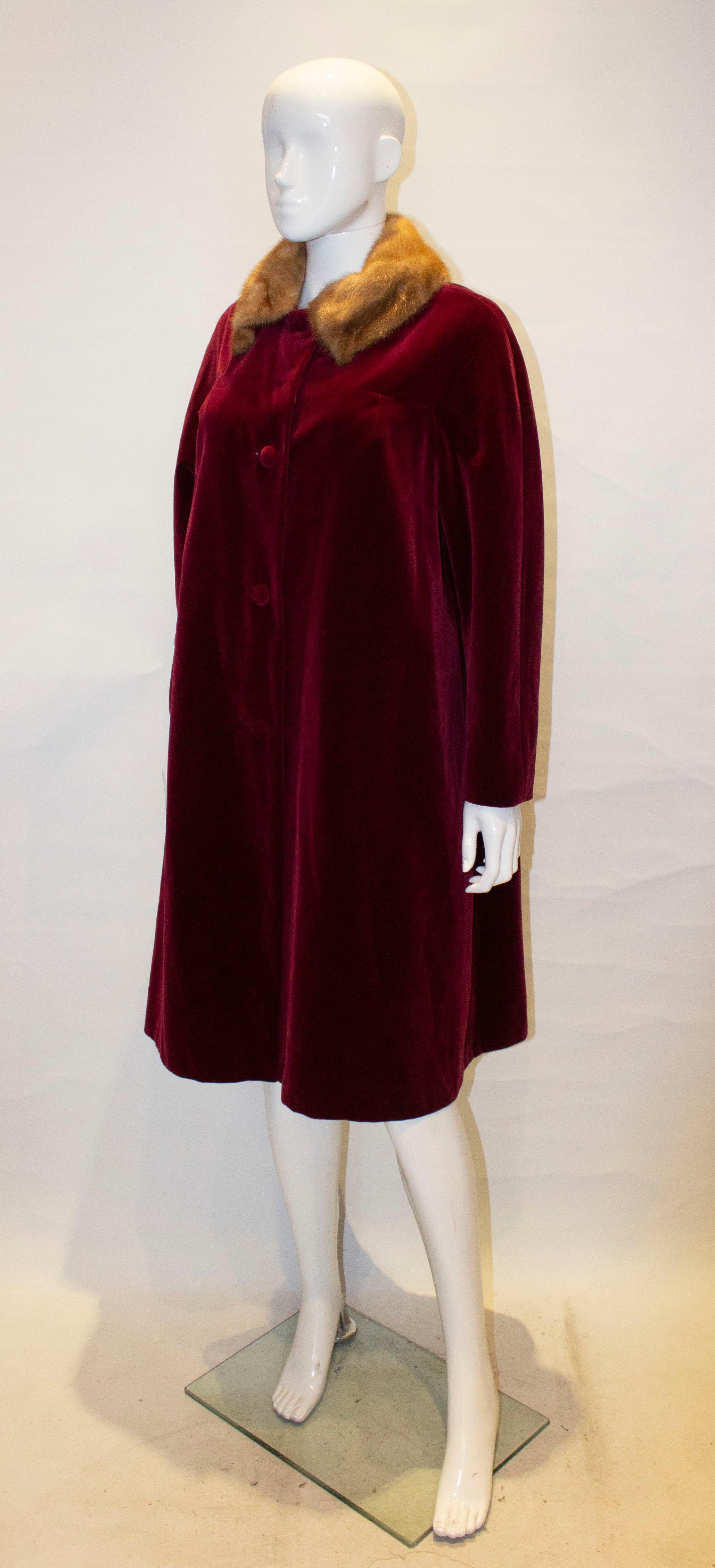Rouge Manteau vintage en velours avec col en vison en vente