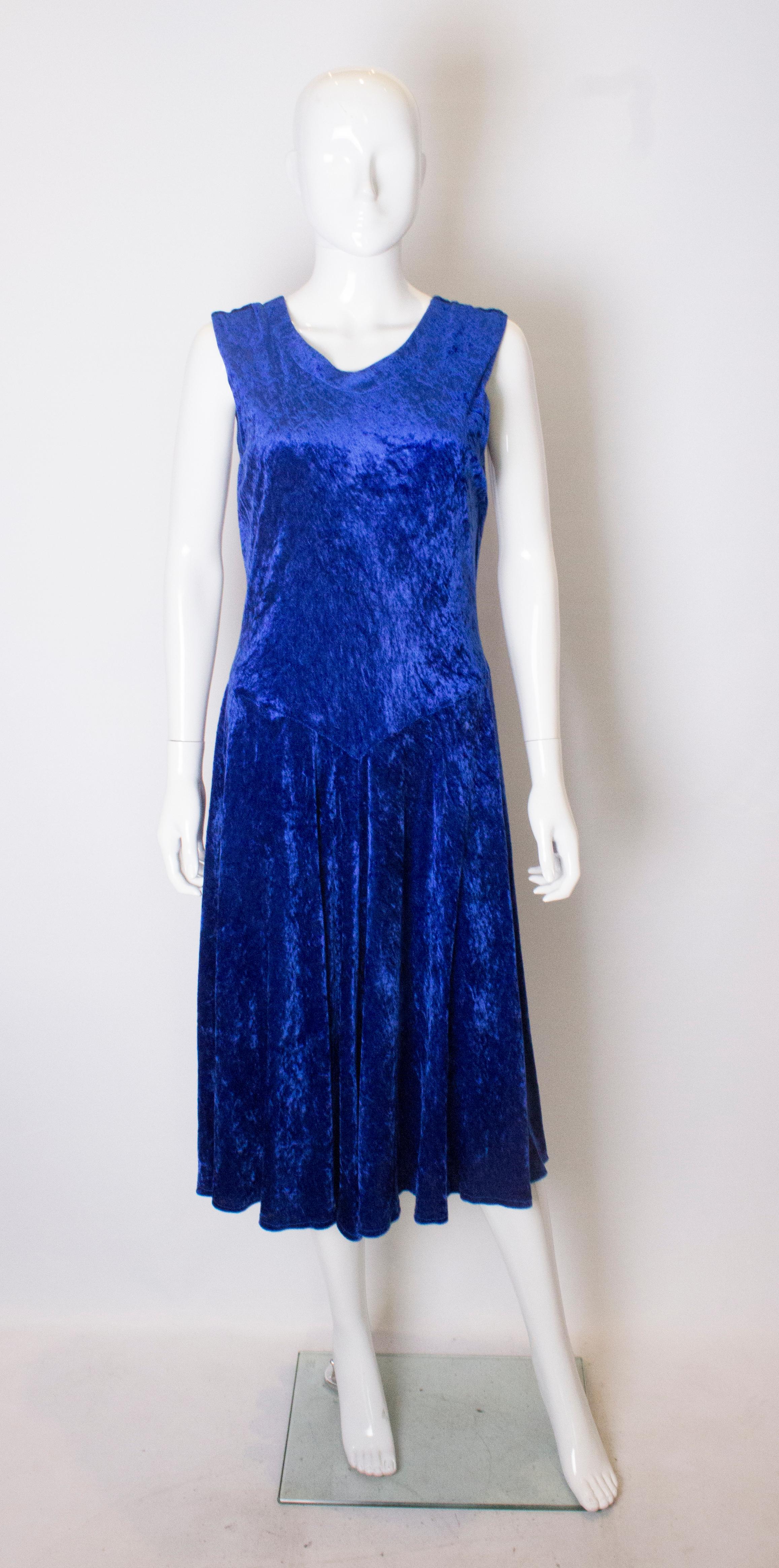 Un gran vestido vintage de Jinty. Tiene escote en pico y espalda.