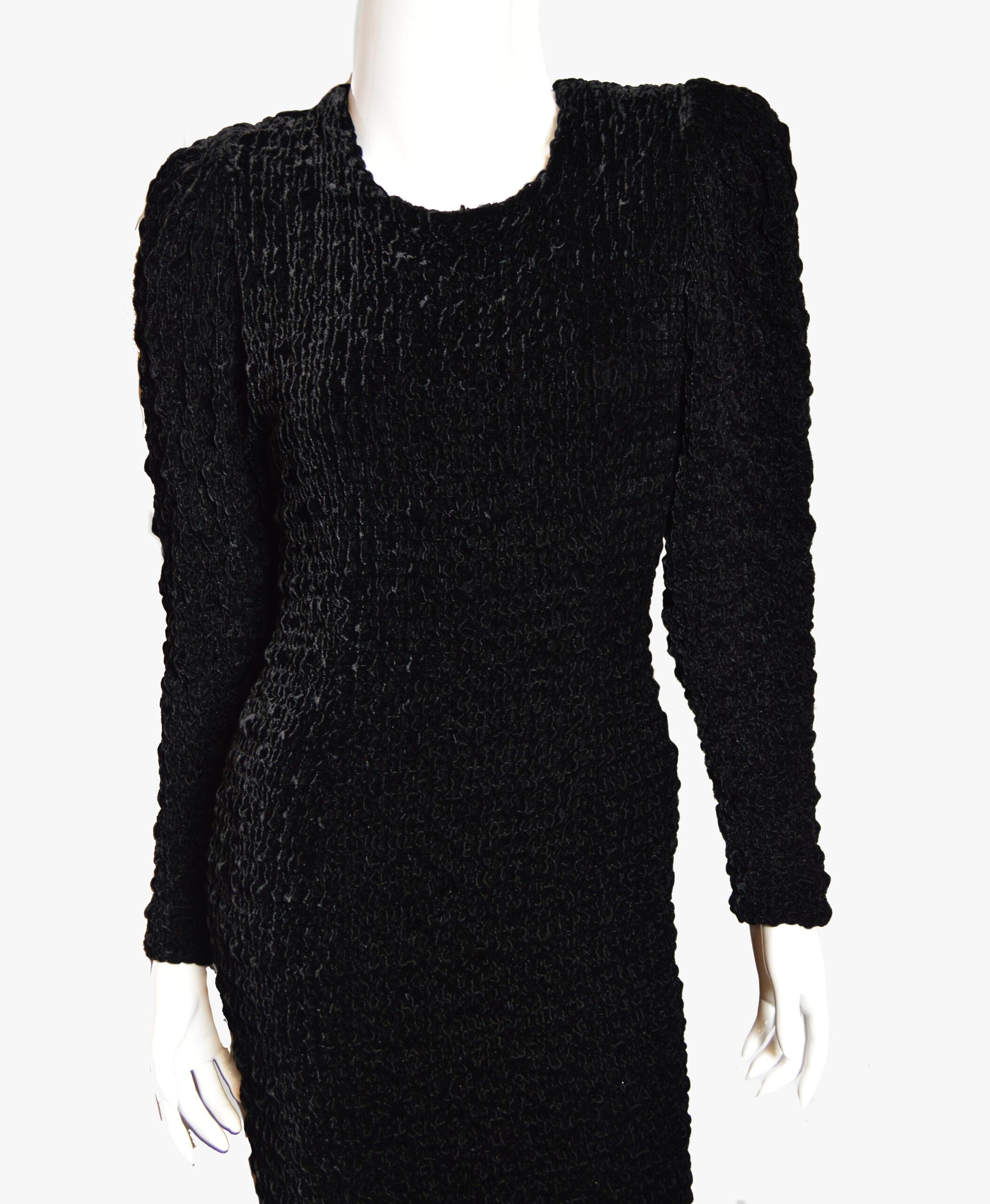 Wunderschönes Vintage-Kleid aus den 80er Jahren, hergestellt in Italien. Schwarzer, zerknitterter Samt schmiegt sich an die Figur und zaubert eine schöne Silhouette. Eine interessante Ergänzung ist der Ausschnitt am Rücken und ein Volant am Saum des