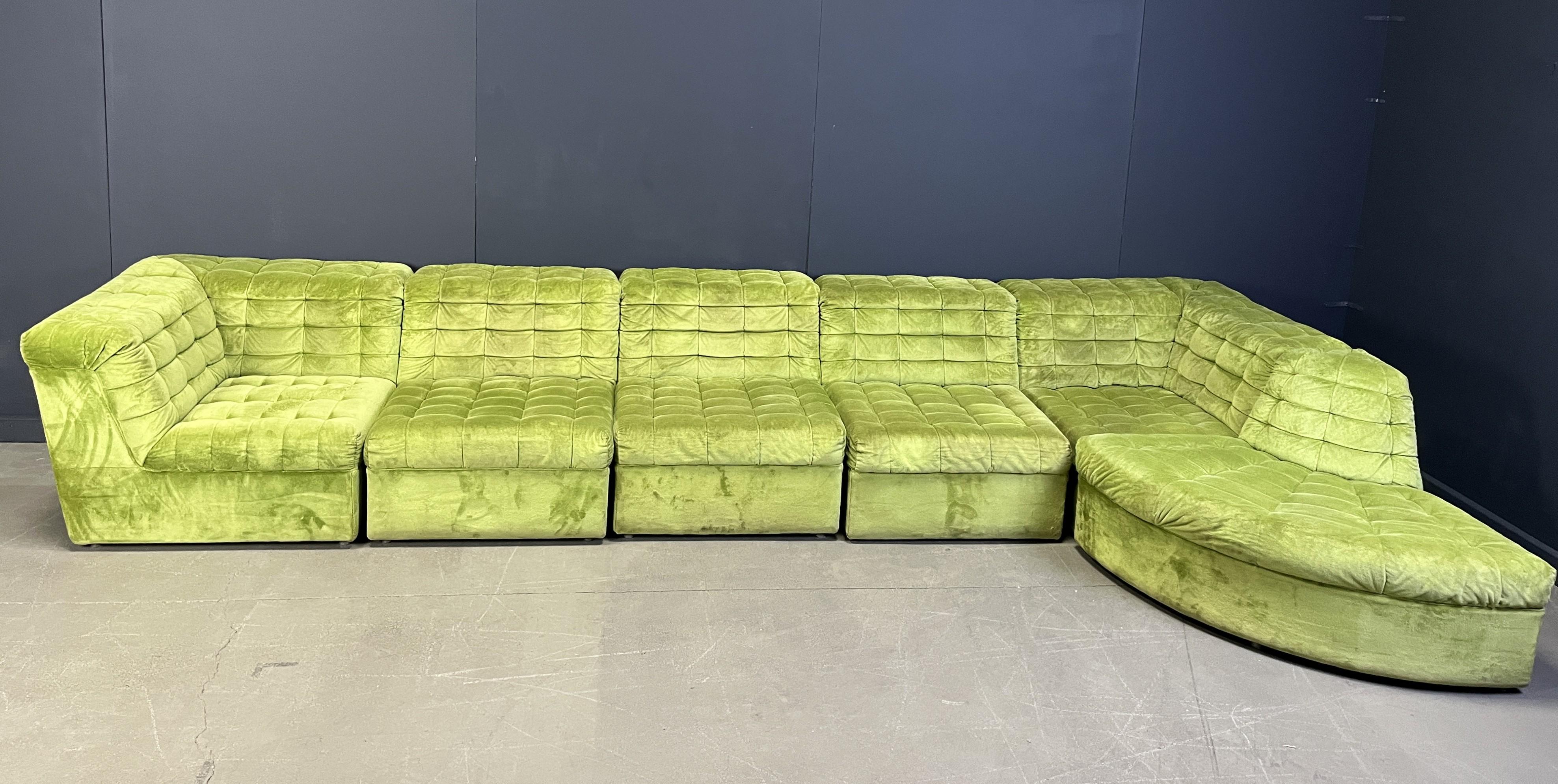 Seventies olive green velvet fabric sofa with 6 seating elements with two modular armrests.

You can choose to convert one chair into armchair or create a sofa with armrests,... the sofa is totally modular.

Good condition

1970s -