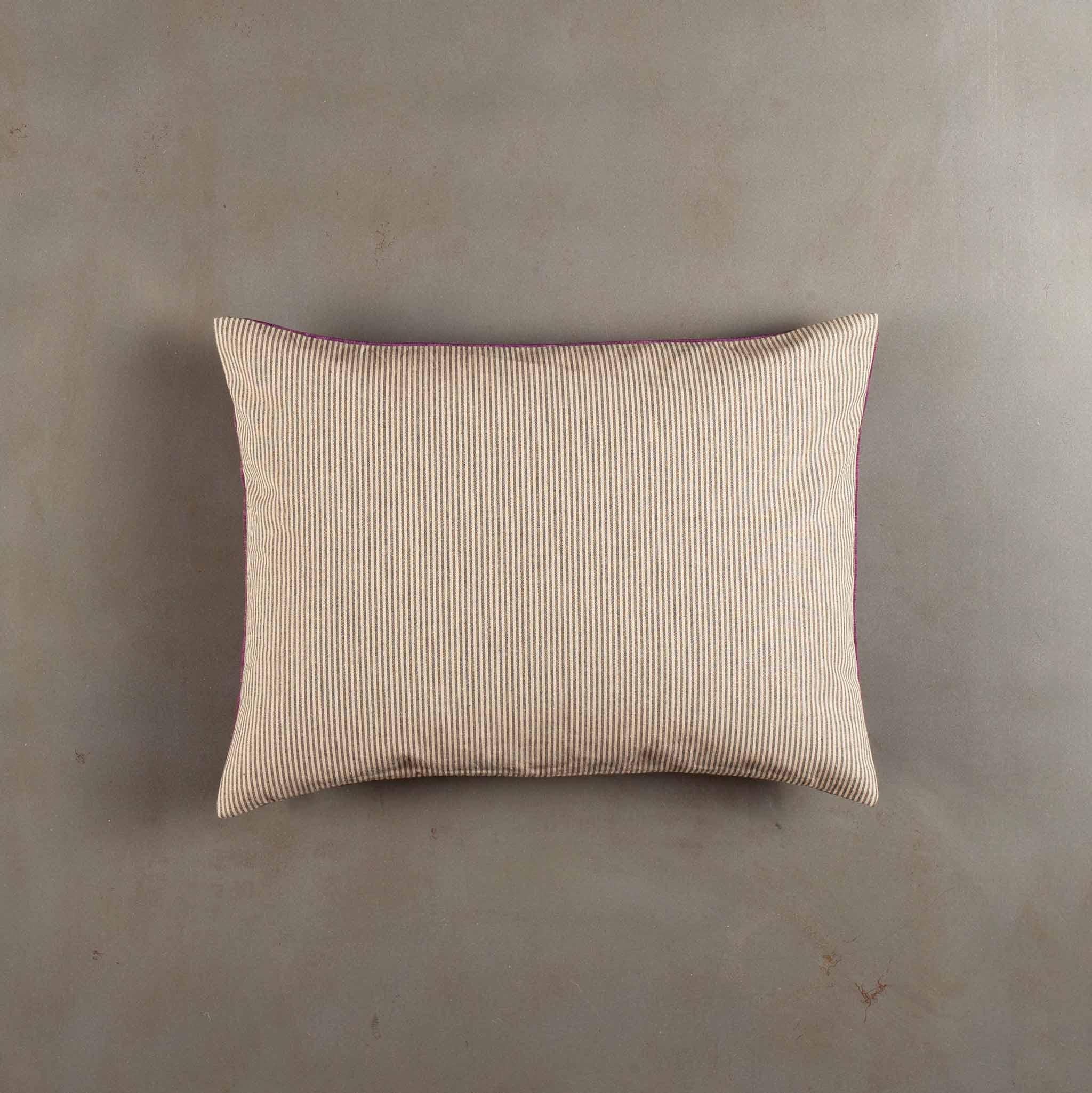 Questo copricuscino decorativo è realizzato con un tessuto di velluto vintage con intricati ricami in metallo, probabilmente di origine marocchina e risalente al XX secolo. Il ricco velluto viola è impreziosito da motivi floreali e botanici