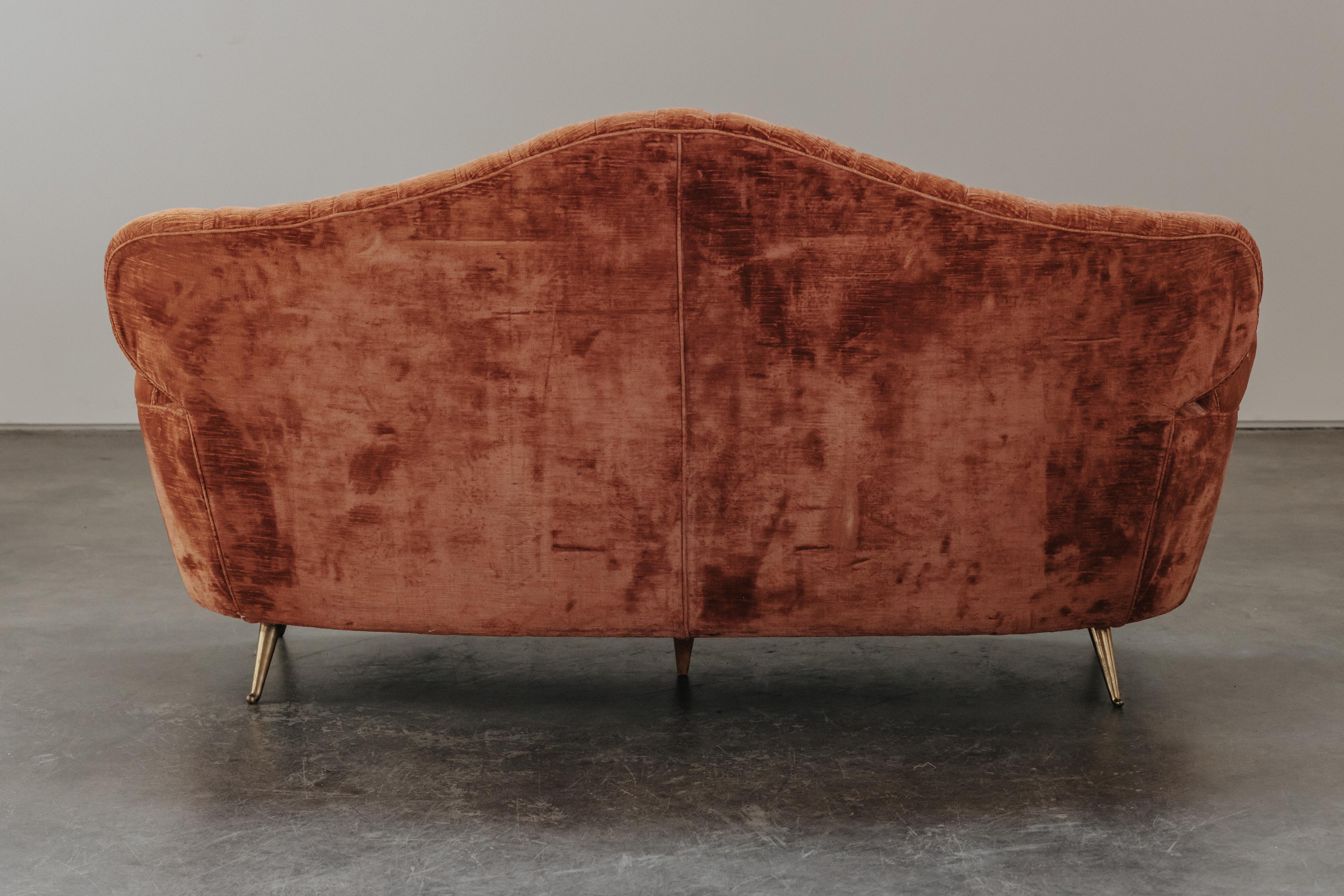 Vintage-Samt-Sofa aus Frankreich, CIRCA 1960 (Mitte des 20. Jahrhunderts) im Angebot