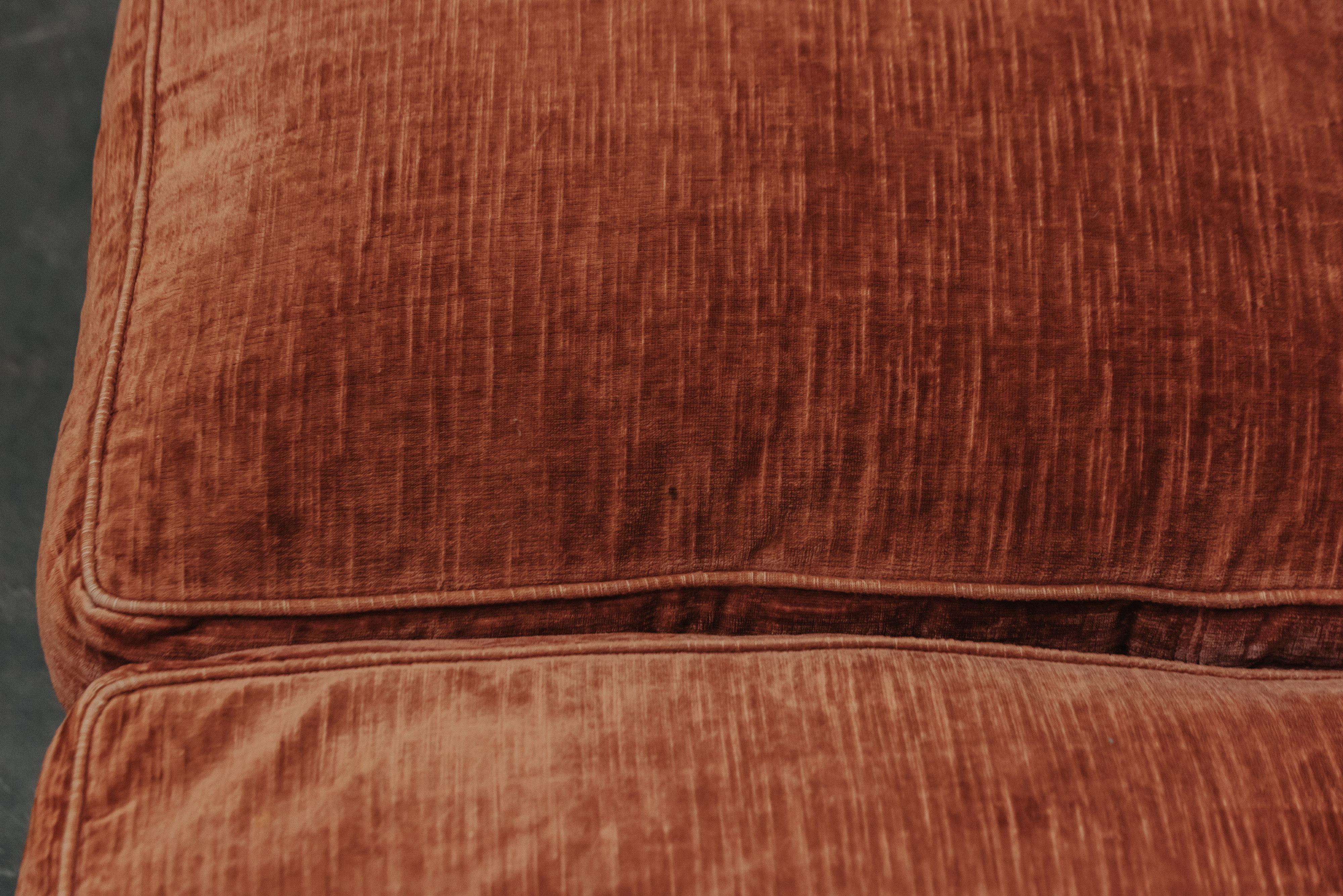 Vintage-Samt-Sofa aus Frankreich, CIRCA 1960 im Angebot 4