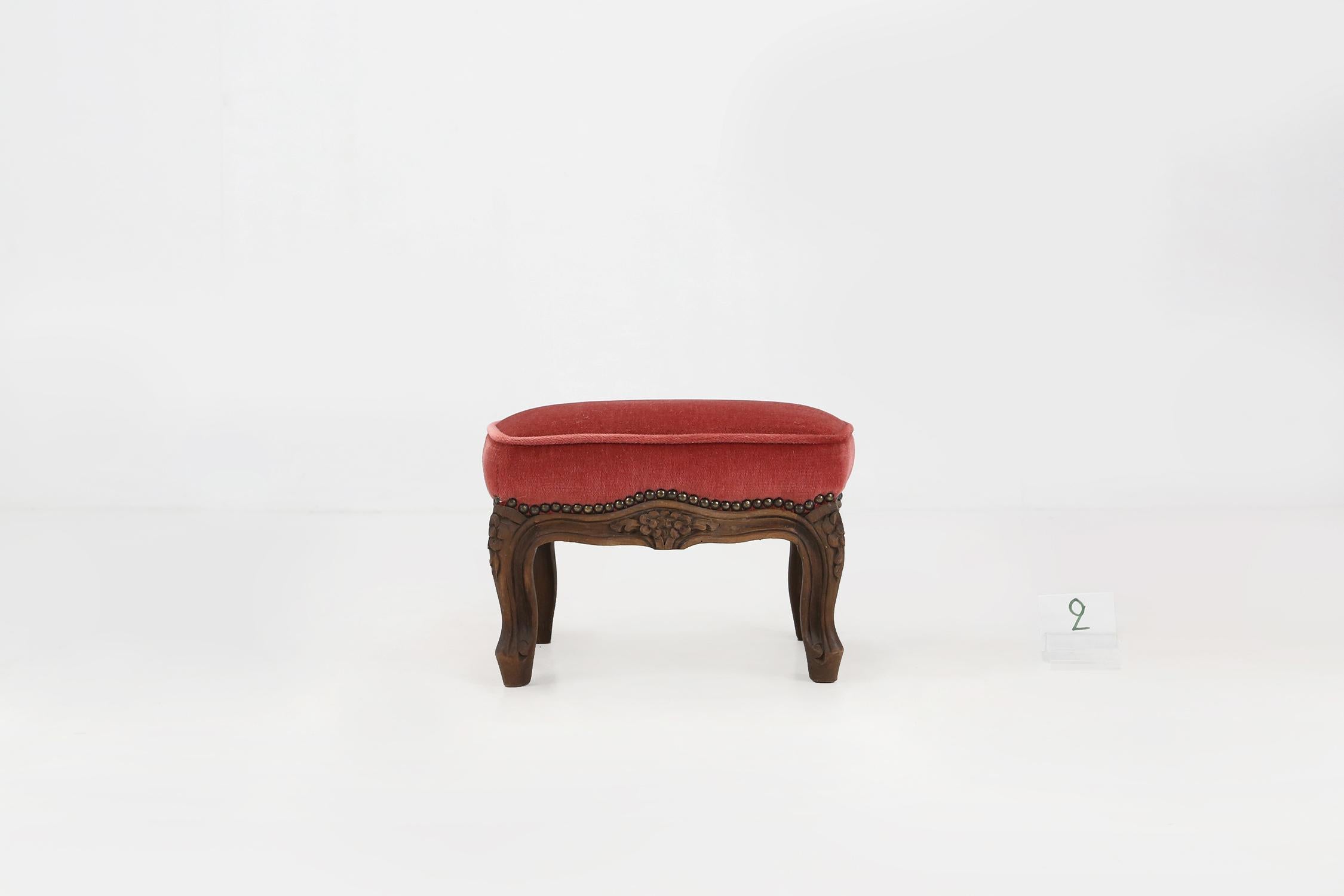 Sgabello in velluto vintage realizzato intorno al 1950 in tessuto di velluto rosso/rosa.