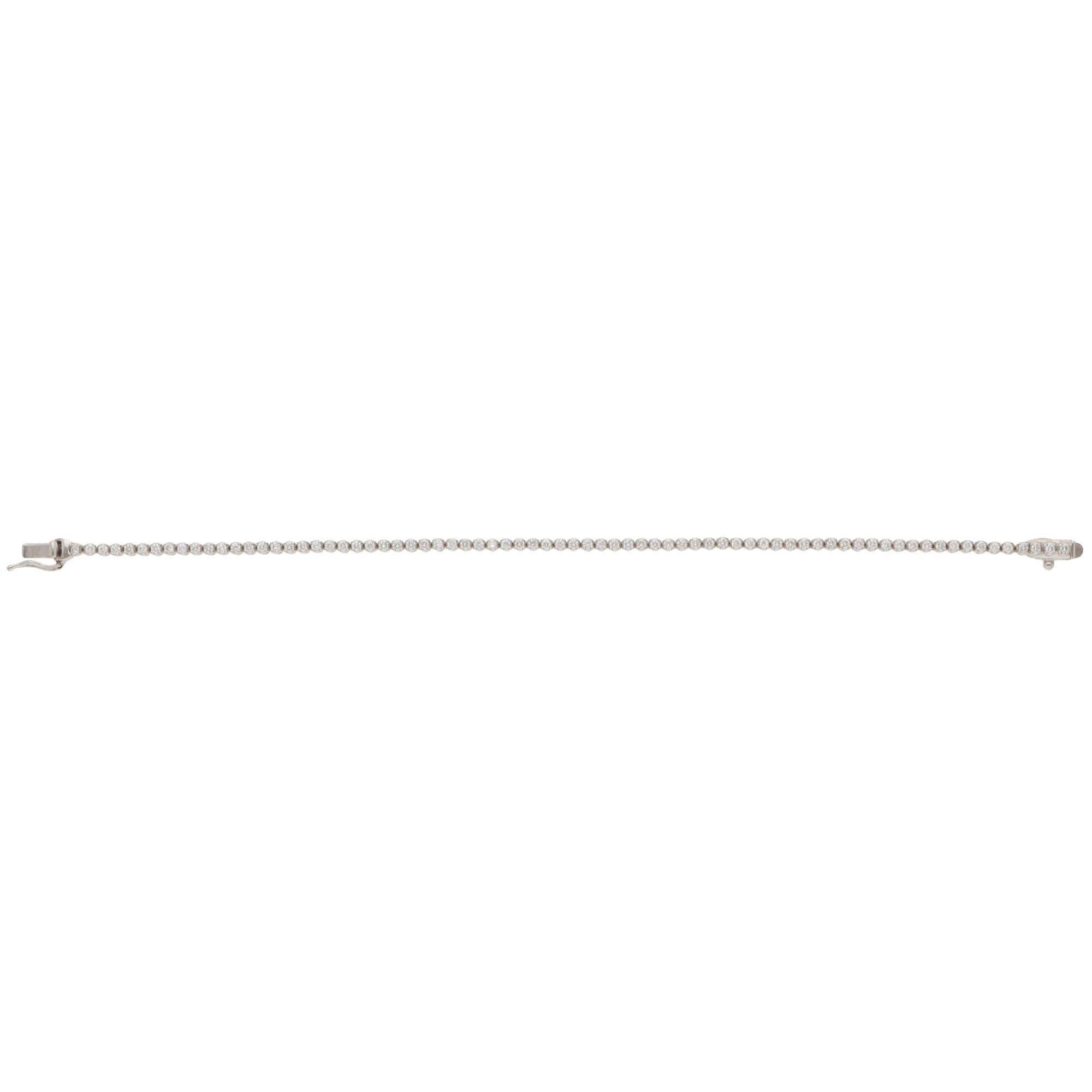 Eine schöne Vintage Vendome Aoyama Diamant Linie Tennisarmband in 18k Weißgold gesetzt.

Das Armband besteht aus insgesamt 74 runden Diamanten im Brillantschliff. Alle Steine sind sicher mit vier Zacken gefasst und in ihrer Größe perfekt aufeinander