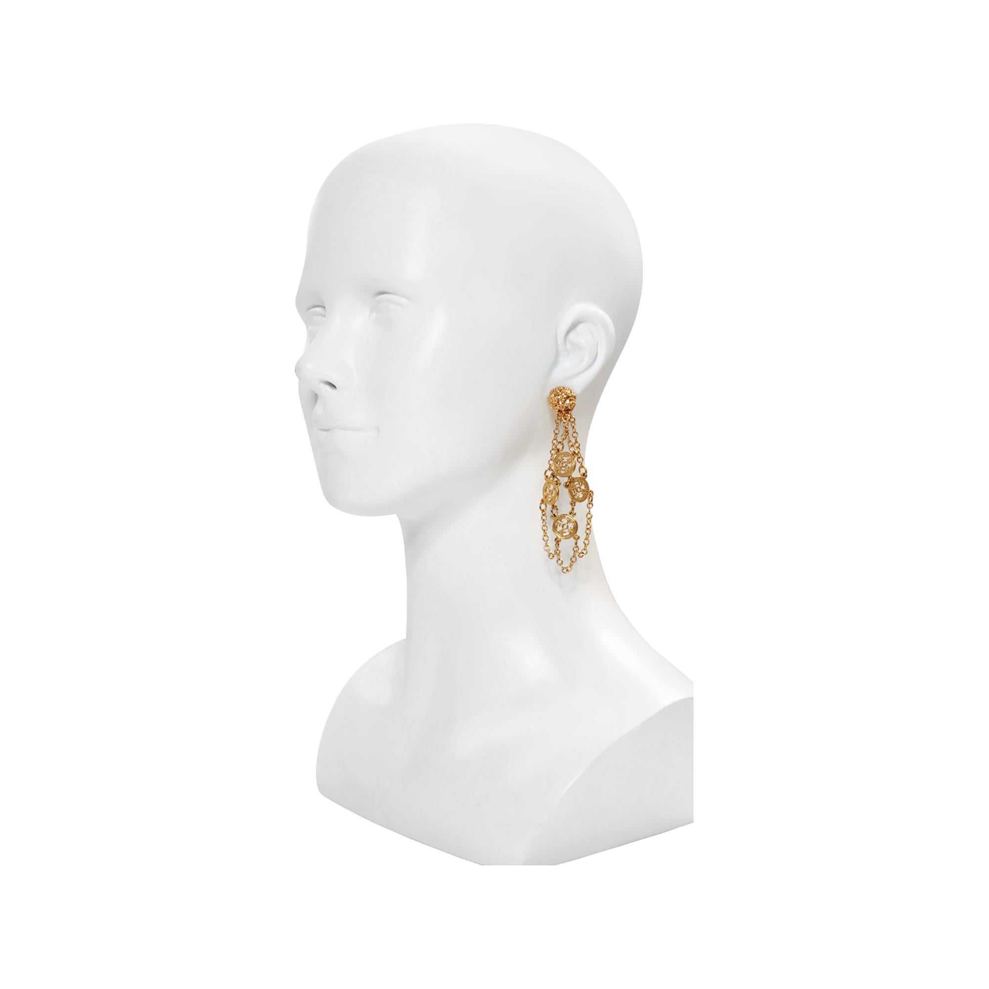 Pendientes vintage de monedas colgantes Vendome, hacia la década de 1980 en Bueno estado para la venta en New York, NY