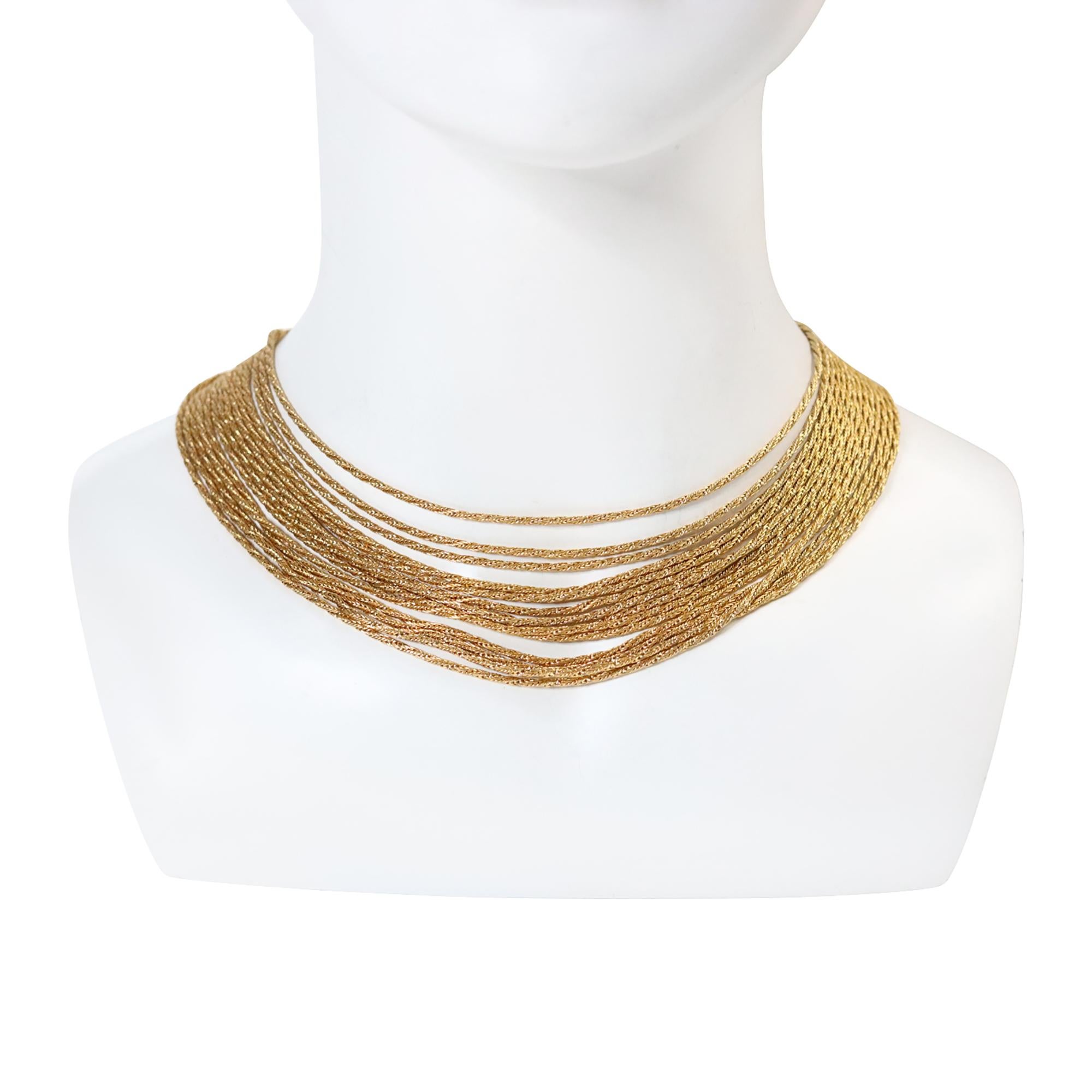 Collana vintage Vendome in oro a 14 fili, circa anni '60. Questa splendida collana è caratterizzata da uno stile graduato, che permette alle catene di cadere in sincronia l'una con l'altra. Puoi indossare qualsiasi cosa.  Di giorno o di notte.  Può