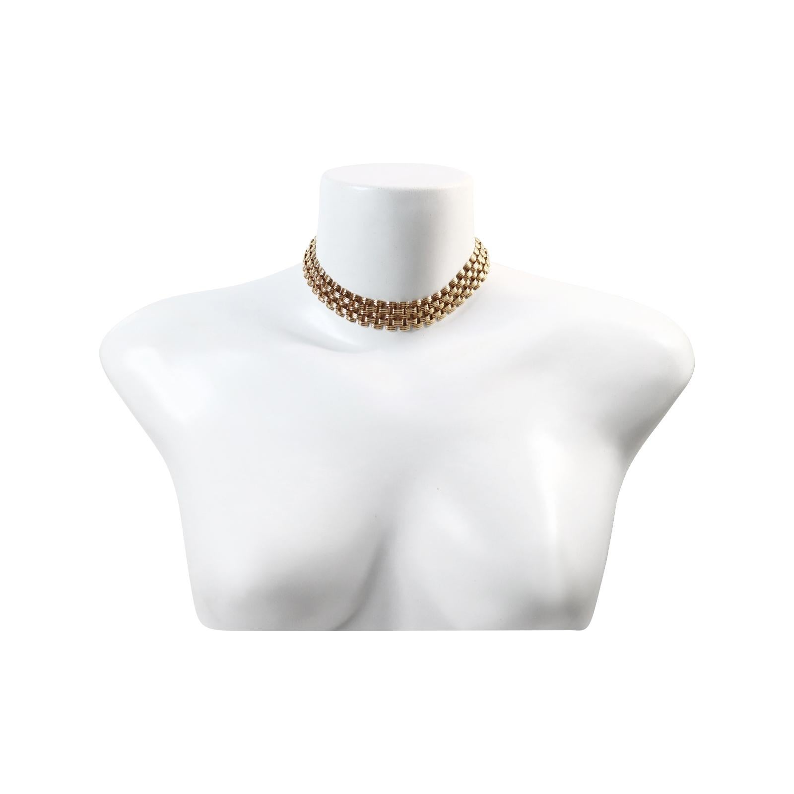 Vintage Vendome Gold-Tone Basket Weave Choker Necklace, circa 1980s. Il s'agit d'un petit collier ras de cou très léger qui sera parfait en hiver comme en été. Il suffit de l'ajouter à votre look de chemise blanche, et le tour est joué.

12.5