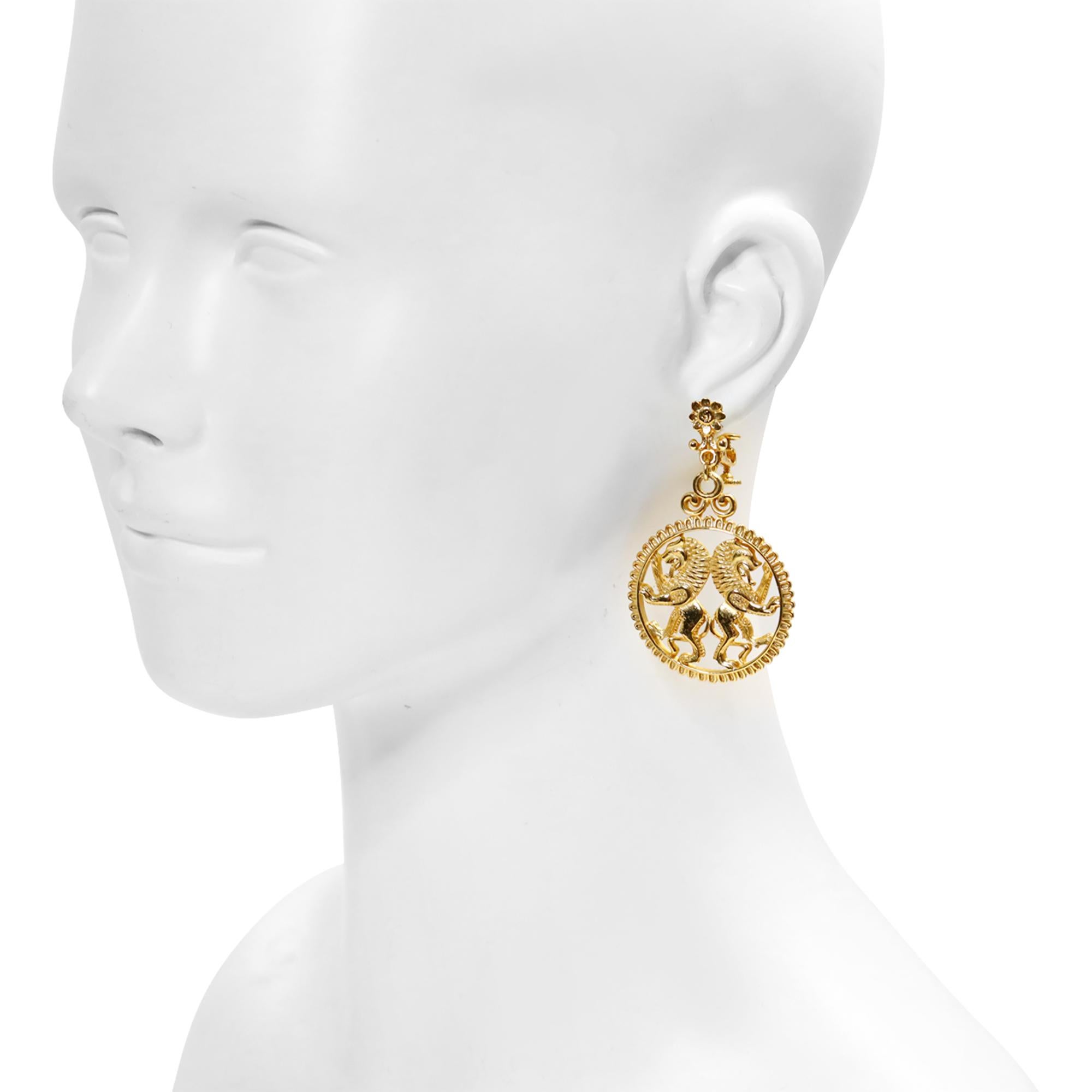 Moderno Orecchini a forma di doppio leone penzolante in tonalità oro Vendome, circa anni '70 in vendita