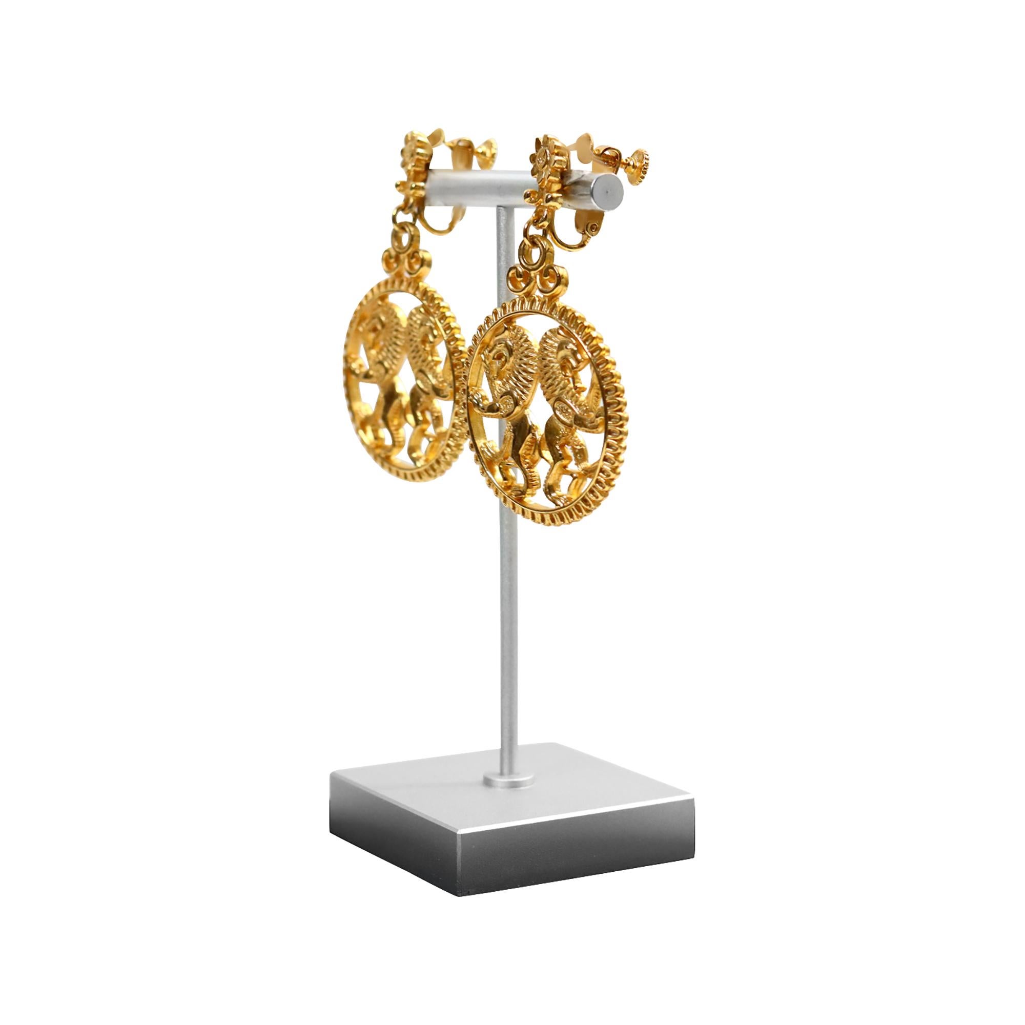 da uomo o donna Orecchini a forma di doppio leone penzolante in tonalità oro Vendome, circa anni '70 in vendita