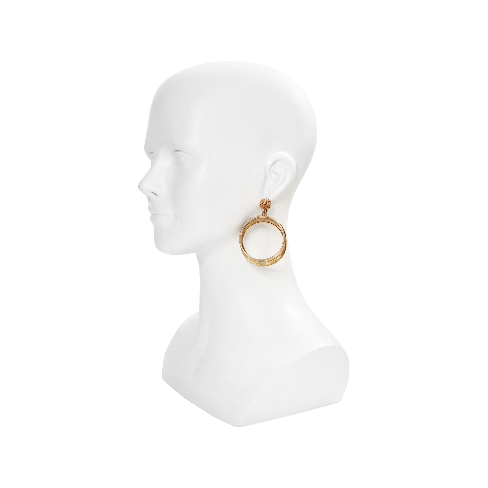 Pendientes de aro colgantes Vintage Vendome Large Slinky, años 80 en Bueno estado para la venta en New York, NY