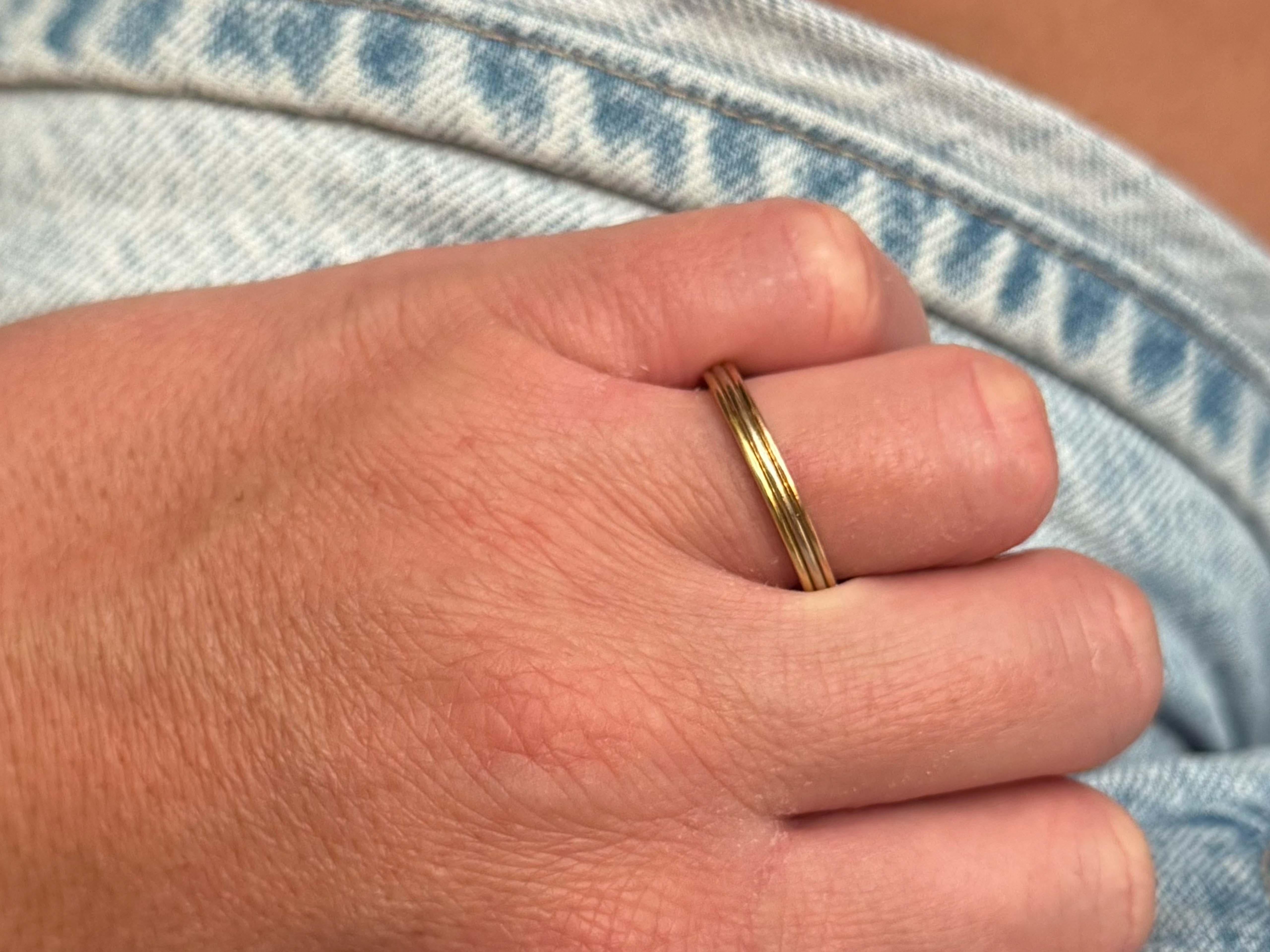 Especificaciones:

Marca: Cartier

Model No: Alianza Vendôme Louis Cartier 

Metal: Oro blanco, amarillo y rosa de 18 quilates

Pureza del metal: 18K, 750

Anchura del anillo: 3 mm

Talla: Euro 60, US 9

Peso total: 4.1 gramos

Sello: 