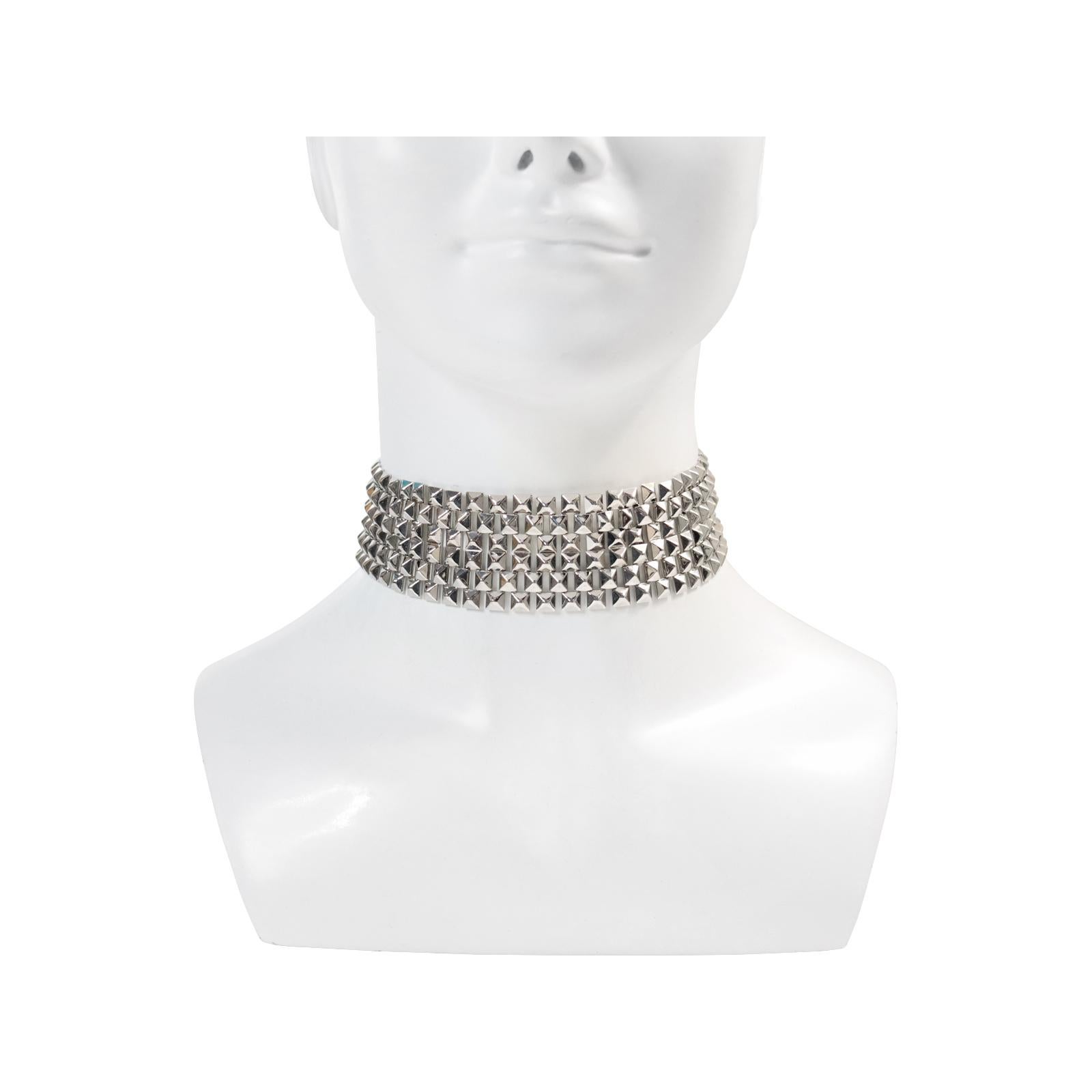 Vintage Vendome Collier ras du cou large en argent, Circa 1980. Il comporte six rangées de clous, le même motif que Valentino utilise désormais pour ses clous. C'est une très belle trouvaille.

Il mesure 12.5 