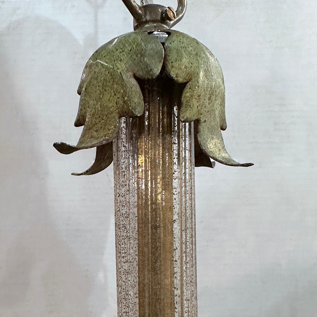 Lustre italien à 6 lumières, fleurs et corps en Murano, datant des années 1950.

Mesures :
Hauteur minimale de chute : 23
