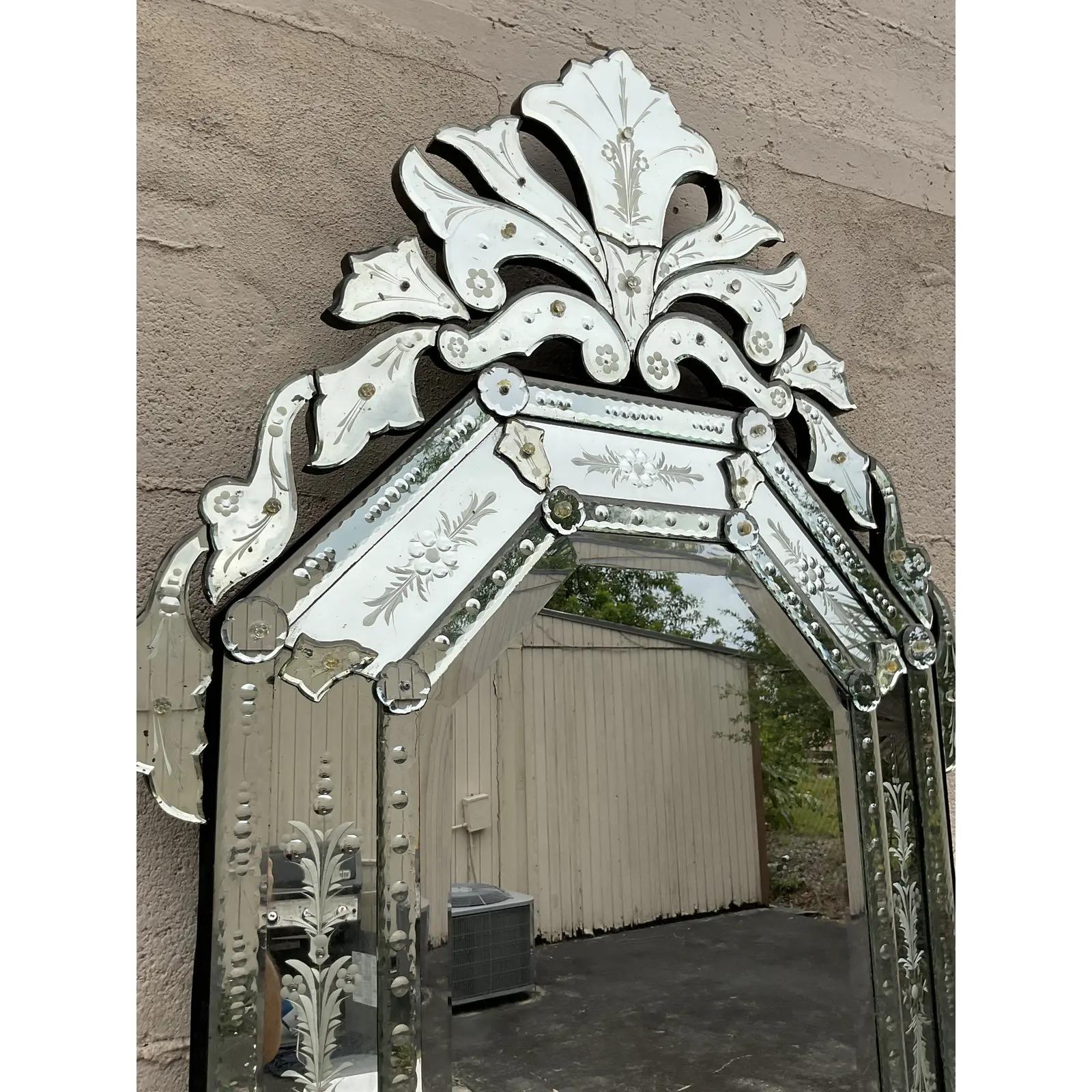 Fantastique miroir vénitien vintage en verre gravé. Grandes et impressionnantes. Le verre est parfaitement patiné par le temps. Acquis d'une propriété de Palm Beach.