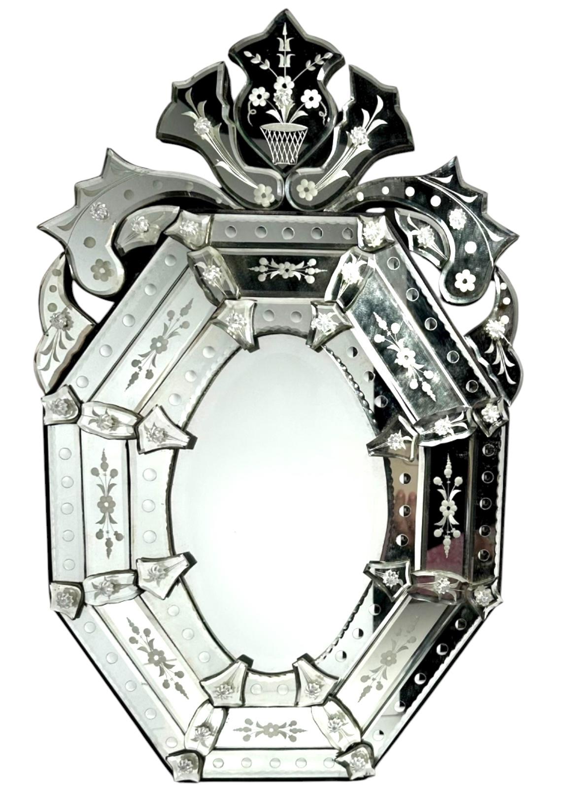 Vintage Venetian Ätzen achteckigen Spiegel.

Dies ist ein brillanter italienischer achteckiger venezianischer Spiegel.  Die ovale Mittelplatte mit passendem Rahmen weist verschiedene Spiegelelemente und geätzte florale Motive auf, die