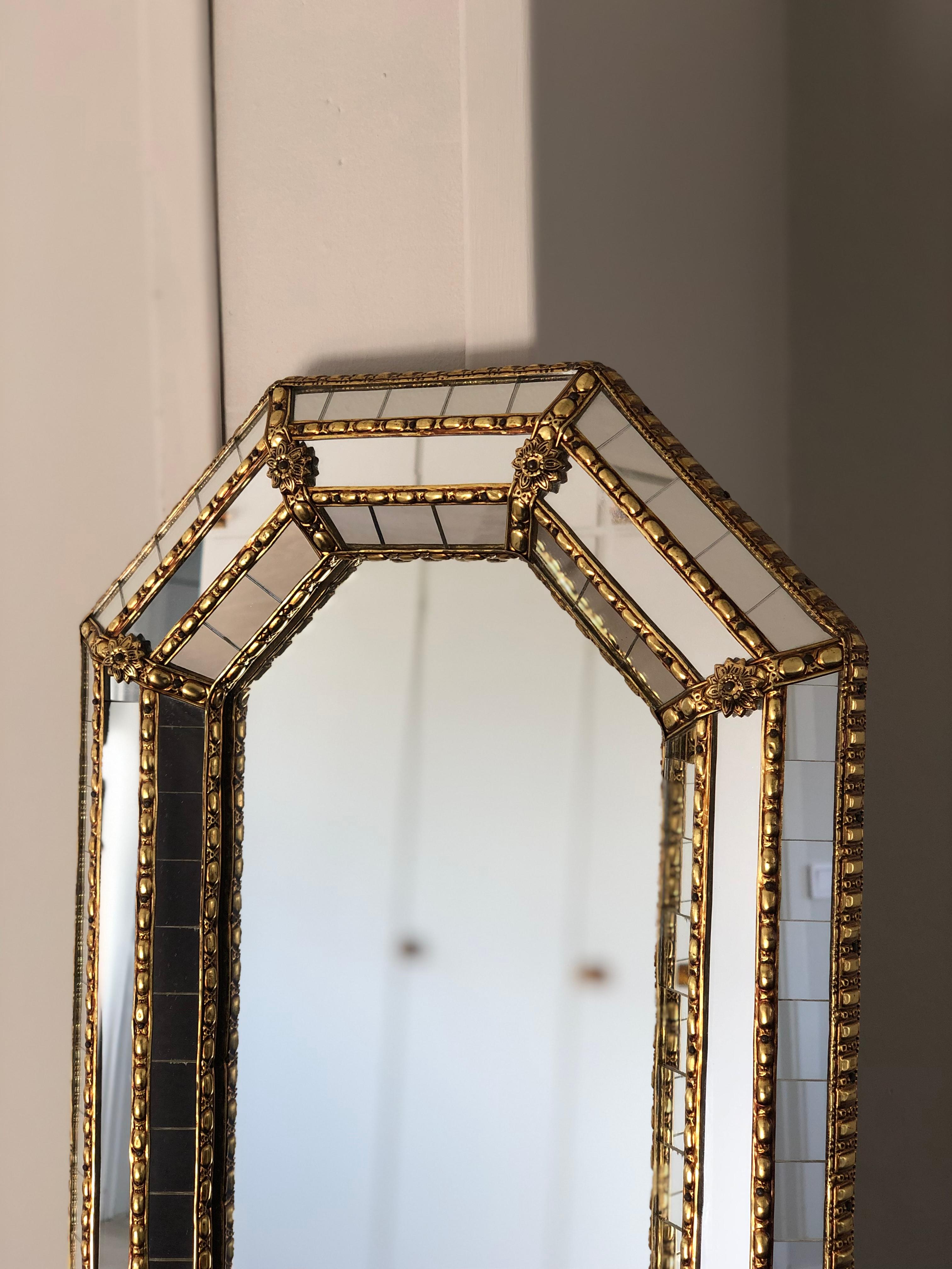 Magnifique petit miroir espagnol avec un cadre en verre vénitien avec une bande dorée en laiton. Le cadre est composé de petits cristaux à l'extérieur et à l'intérieur, et de cristaux plus grands dans la ligne centrale. La bande de laiton maintient