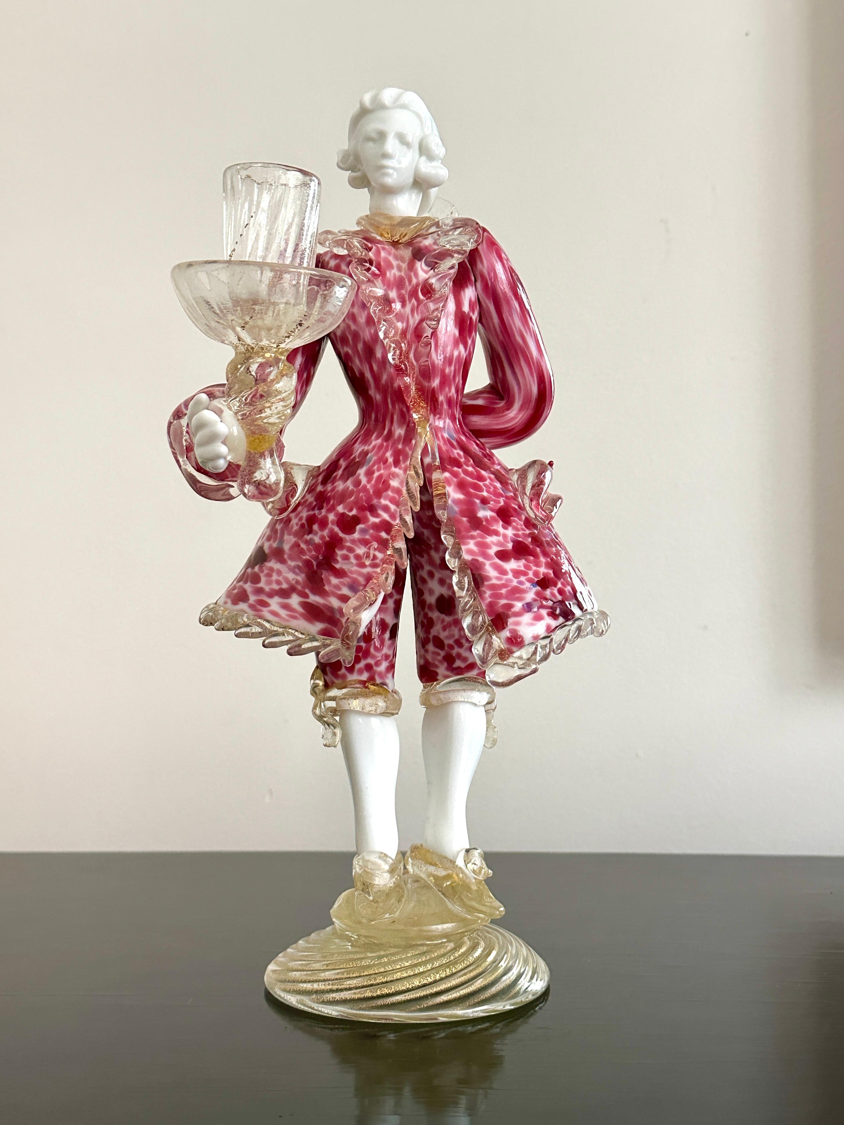 Candeliere veneziano d'epoca, realizzato a mano a Murano, Italia. L'autore è attribuito a Barovier&Toso, probabilmente a metà degli anni '50. Il portacandele è in ottime condizioni, considerando l'età, ed è alto circa 11 3/4 pollici, profondo 6 1/4